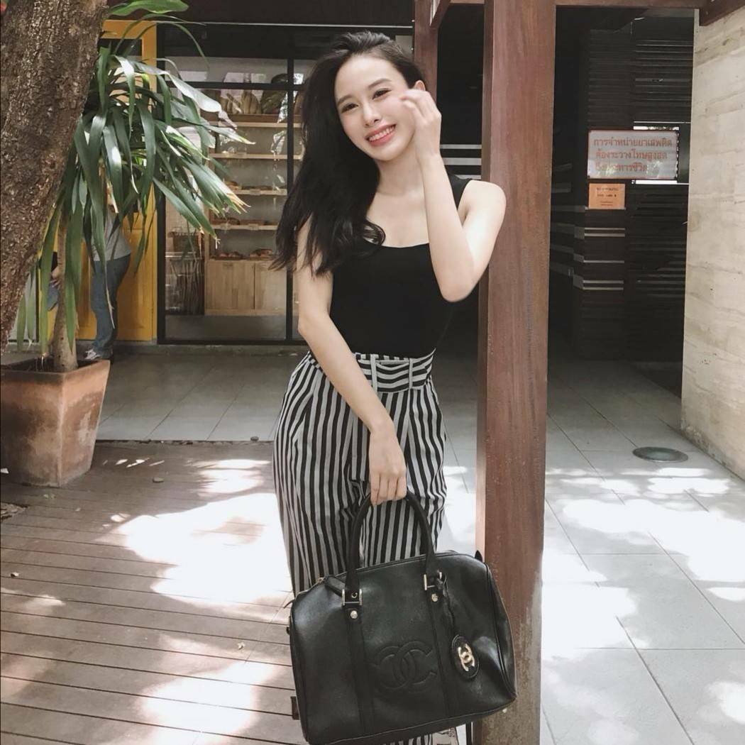 CHANEL Caviar Small Travel bag / CHANEL CAVIAR LARGE HANDBAG / chanel travel bag กระเป๋าเดินทางขนาดพอเหมาะ อะไหล่ทอง วัสดุหนังลายคาร์เวียร์ สวยหรูน่าใช้ น้ำหนักเบา มาพร้อมแท็กหนังแบรนด์อะไหล่ทอง และแท็กหนังใส่กุญแจ