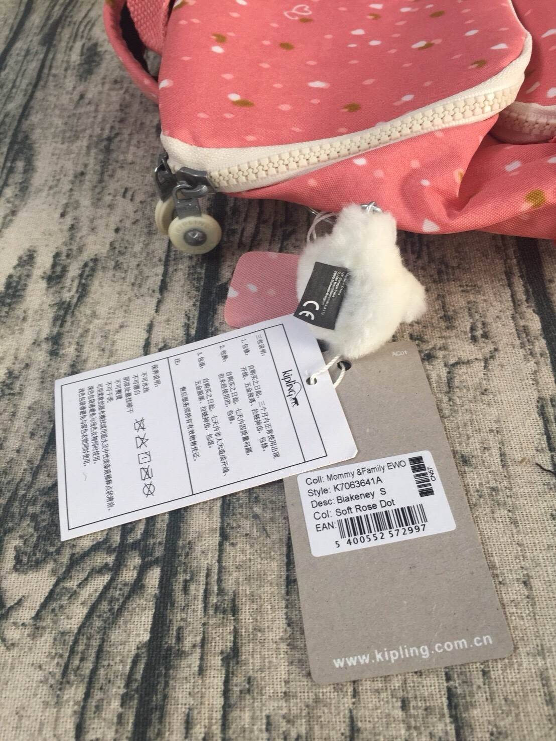 กระเป๋าเป้ Blakeney ไซส์ S จาก KIPLING ที่ออกแบบมาสำหรับผู้หญิง มาพร้อมดีไซน์เบาะรองรับหลัง ซึ่งเหมาะสำหรับ active lifestyle สามารถเก็บของได้อย่างจุใจแต่มีน้ำหนักเบา รวมถึงมีคุณสมบัติกันน้ำช่วยป้องกันให้ของในกระเป๋าปลอดภัยไร้กังวล