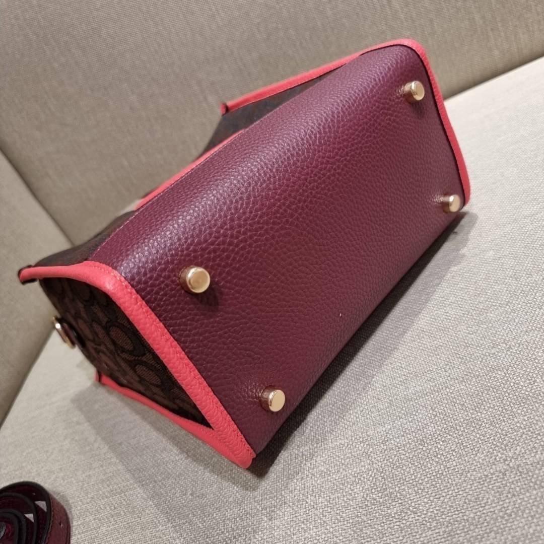 COACH C7083 DEMPSEY TOTE 22 IN SIGNATURE JACQUARD WITH STRIPE AND COACH PATCH คอลเลคชั่นใหม่ สีที่สาวๆรอคอย สวยคม ละมุนและมีความหรูในตัว กับกระเป๋าทรงโท้ท ไซส์กำลังสวย น่ารักน่าใช้ ฟังก์ชั่นการใช้งานสะดวกที่สุด มีทั้งสายคล้องในตัว และสายครอสบอดี้ วัสดุผ้า