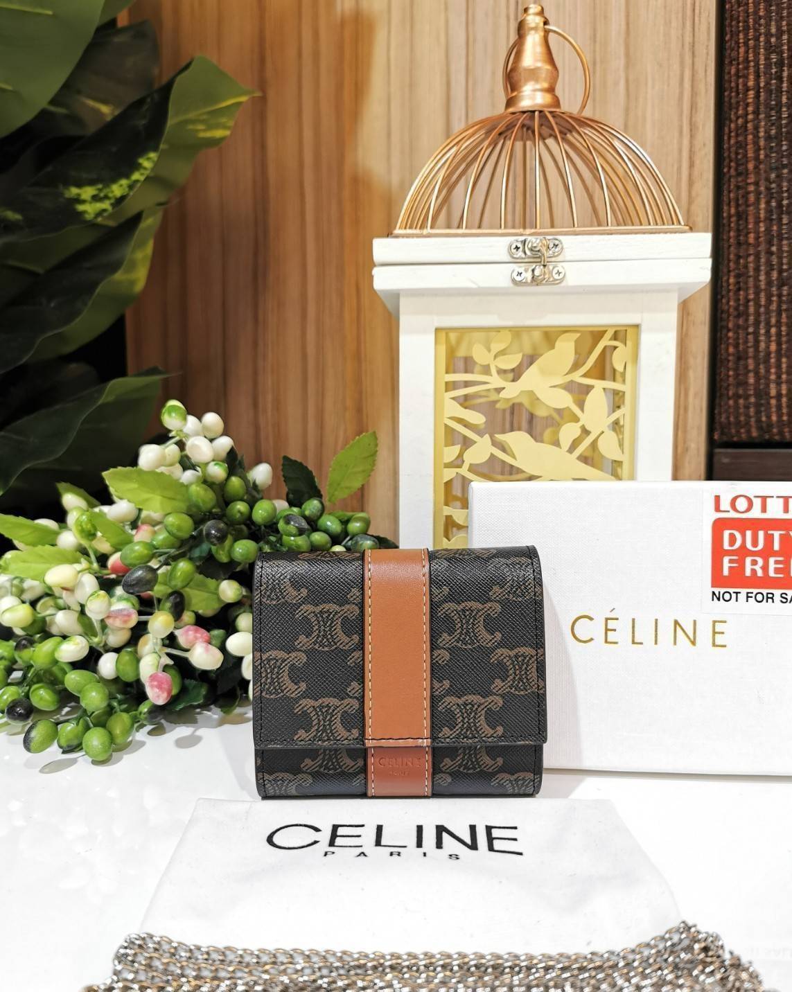 CELINE WALLET BAG WITH CHAIN VIP GIFT WITH PURCHASE (GWP) พรีเมี่ยมกิ๊ฟ Limited จาก CELINE HAUTE PARFUME DUTYFREE COUNTER วัสดุ Triomphe Canvas หนังสวยอยู่ทรงปั้มโลโก้ด้านหน้าเปิดปิดฝาพับกระดุม ภายในมีช่องแบ่งหลายช่อง มีช่องใส่บัตรห