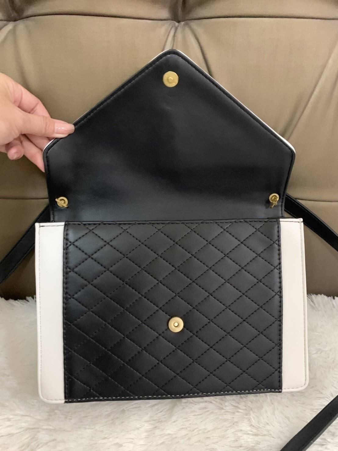 VIP SAINT LAURENT GABY SATCHEL BLACK / YSL GABY กระเป๋าสะพายดีไซน์เกร๋ รูปทรงแบบซองจดหมาย หนังลายตาราง น้องใหม่จากSaint Laurent Gaby Satchel วัสุดหนังลูกแกะแบบควิลท์ (หนังแกะสังเคราะห์) งานสไตล์วินเทจ แต่งขอบสีขาวตัดกับสีดำ ด้านหลังมีช่องสำหรับใส่ของได้ โ