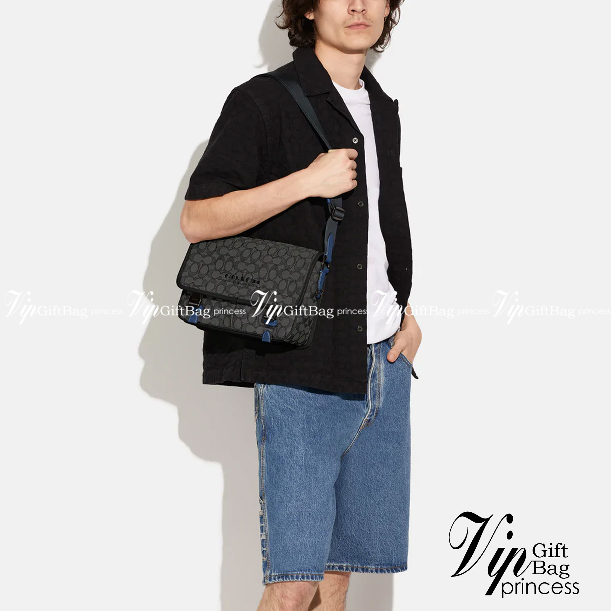 Coach C9158 League Messenger Bag Crossbody Sling Bag ใหม่ล่าสุด คอลที่หนุ่มๆก็ต้องใจละลายไม่แพ้สาวๆ กับกระเป๋าสะพายทรงแมสเซนเจอร์ ดีไซน์ทรงคลาสสิคใช้งานง่าย ดีเทลน้อยแต่มาก!! ดูดีดูแพงเกินเบอร์ไปเลย ภายในเป็นช่องโล่ง มีช่องแยก แบ่งสัดส่วนได้ดีมากๆ มาพร้อม