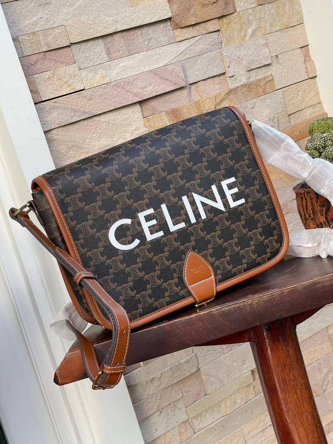 VIP 】Celine Messenger Folco Bag in Triomphe Canvas โดดเด่นไม่เหมือนกับลวดลายแคนวาสที่เป็นเอกลักษ์แบรนด์แบบไม่เหมือนใครให้ด้วยความเรียบหรูดูทางการ เพิ่มความภูมิฐานให้กับคุณอย่างลงตัวเลยทีเดียวสำหรับกระเป๋าทรงแนวนอน ซึ่งเป็นกระเป๋าที่ได้รับความนิยมอย่างมาก 