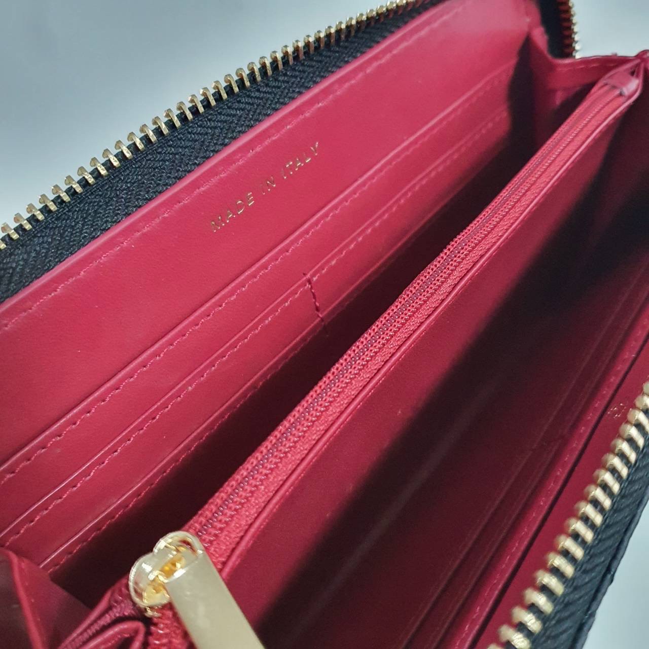 พร้อมส่งรุ่นขายดี! Don't Miss! Chanel Beaute Wallet Complimentary VIP Gift With Purchase (GWP) กระเป๋าสตางค์พรีเมี่ยมกิ๊ฟ จาก Chanel Cosmetic Counter Duty free วัสดุหนังคาเวียร์สวยหรูเปิดปิดด้วยซิปสะดวกใช้ ด้านหน้าประดับโลโก้แบรนด์อะไหล่ทอง ภายในมีช่