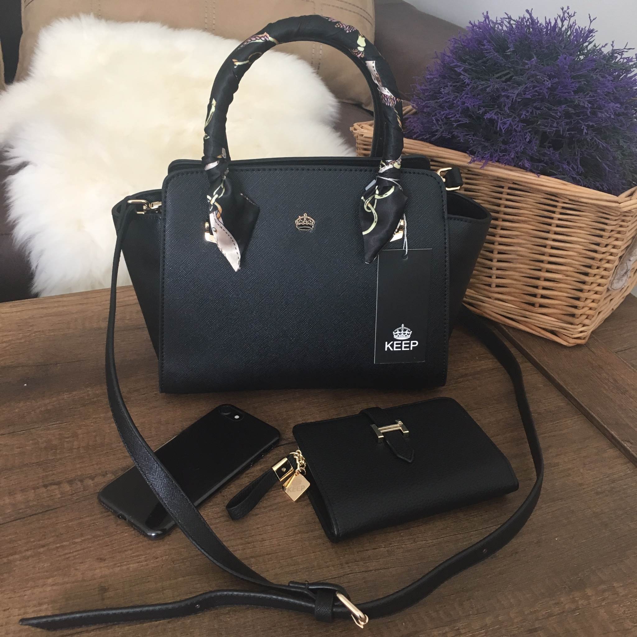 รุ่นใหม่ล่าสุด หนัง saffiano สวยมากๆค่า รุ่น KEEP Infinite office bag สวย น่ารัก ขนาดตอบทุกโจทย์การใช้งาน เห็นแล้ว หลงรักเลยคะ 🌲ตัวกระเป๋าขนาดกำลังดีหนังsaffiano ลายสวยที่สำคัญ ดูแลรักษาง่าย ประดับด้วยผ้าพันหูกระเป๋ารุ่นพิเศษ ทำให้กระเป๋าเก๋ ขึ้น 