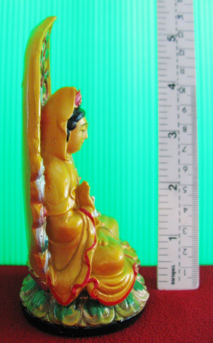 องค์เจ้าแม่กวนอิมนั่งประทานพรประทับบนดอกบัวถือคนโทน้ำทิพย์ค่ะ