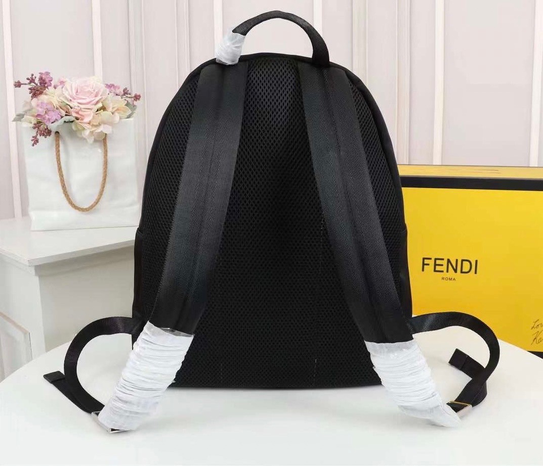 FENDI monster backpack เกรดออริจินอล FENDI Unisex Calfskin Nylon Logo Backpack กระเป๋าเป้เฟนดิ รุ่นยอดนิยมเอกลักษณ์แบรนด์ จุของได้เยอะ ใช้ได้ทั้งชายหญิง พกใบนี้ใบเดียวเอาอยู่ เป็นหนึ่งคอลเลคชั่นเด็ดที่สุดแห่งปีเลยจ้า