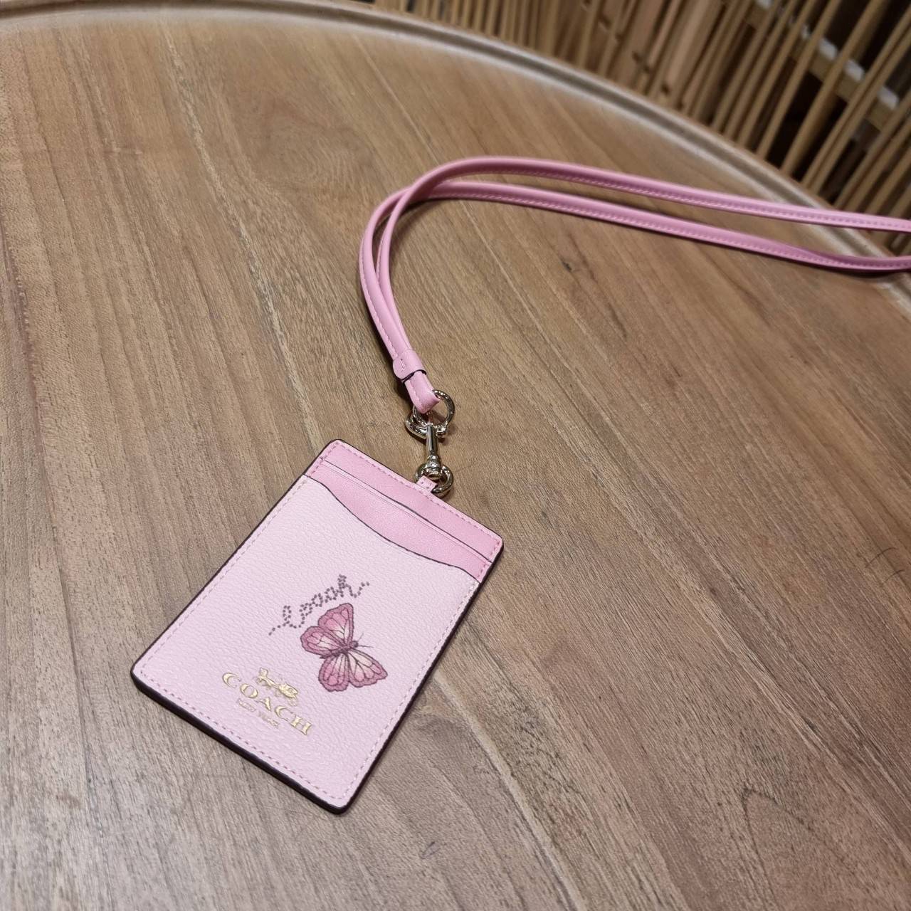 COACH C3305 ID LANYARD IN COLORBLOCK SIGNATURE CANVAS ง่ายๆแบบไม่ธรรมดา!! คลาสสิคแต่มีดีเทลโดดเด่น!! กระเป๋าถนอมบัตร พร้อมสายคล้องคอ ดีไซน์ลวดลายสวย ดูดีทุกแบบ ใช้งานง่าย พกพาสะดวก จะใส่บัตรพนักงาน บัตรเครดิต บัตรปชช. ใบขับขี่ และบัตรอื่นๆที่อยากจะใส่!! ต