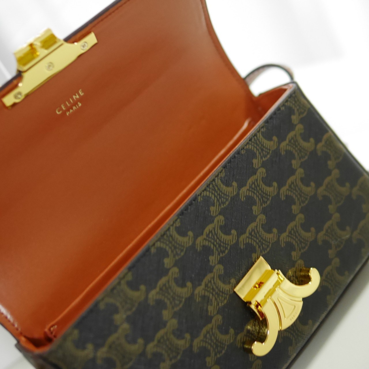 พร้อมส่งที่ไทยแล้วกับ CELINE TRIOMPHE SHOULDER BAG หนังทั้งใบลายสวยหรู ด้านในเปิดด้วยด้วยที่บีบโลโก้อะไหล่ทอง จุของได้กำลังดี ใส่โทรศัพท์ กระเป๋าสตางค์ใบสั้น ของจุกจิกได้ เหมาะกับสาวๆในวัน