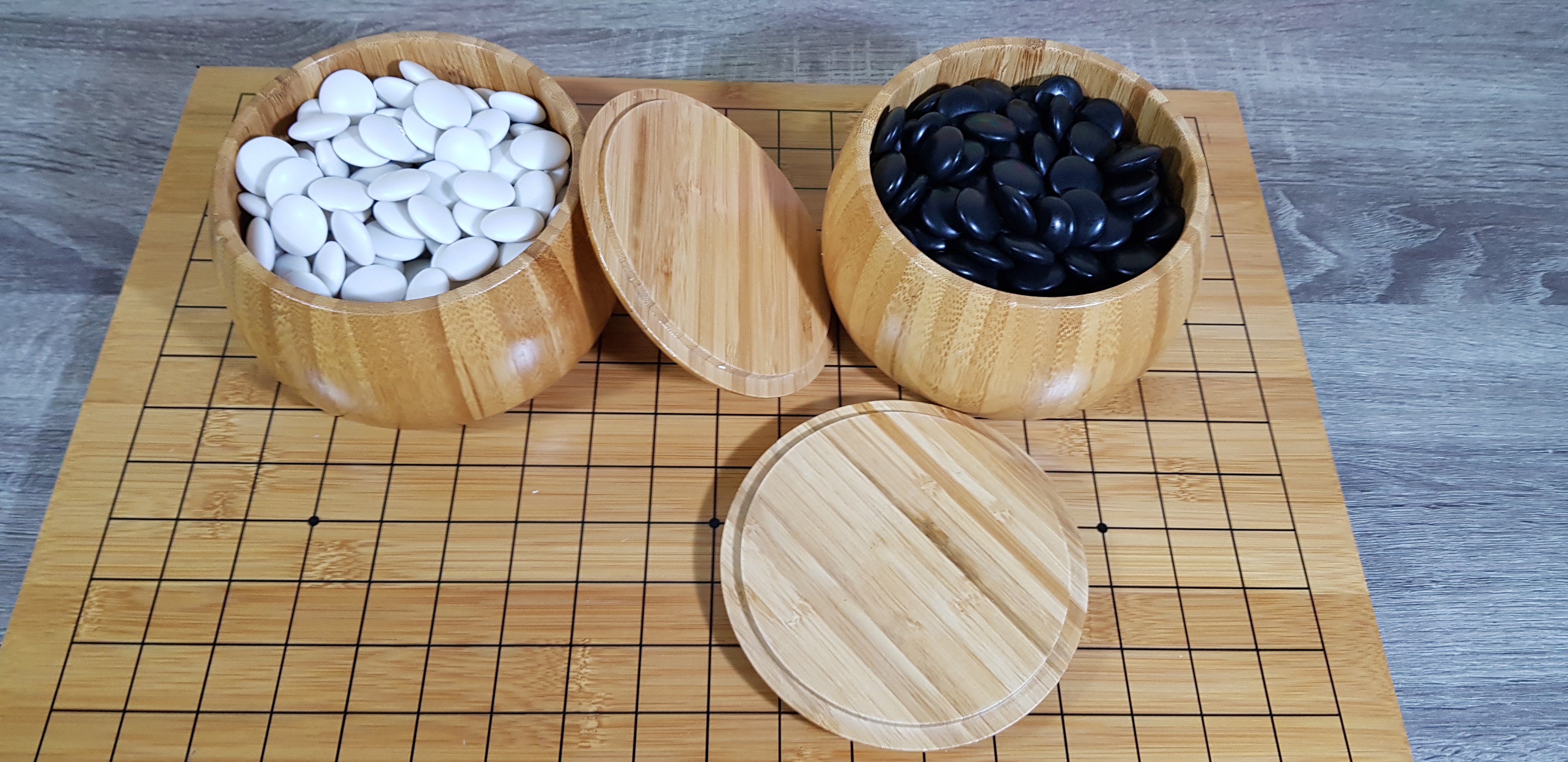 ชุดกระดานหมากล้อมไม้หนา2ซม.กระดาน19เส้นพร้อมโถไม้Torreyaและเม็ดหมากพลาสติกนูนสองด้านทรงกลม