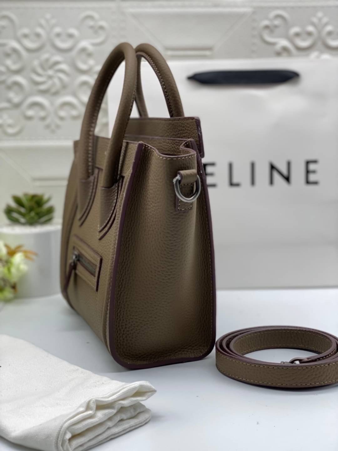 CELINE NANO LUGGAGE BAG IN DRUMMED CALFSKIN เกรดออริจินอล กระเป๋าสะพายรุ่นตามหา ขนาดกำลังดี เปิดปิดด้วยซิปอะไหล่ทองมีที่จับหนัง ด้านในกว้าง มาพร้อมช่องซิปอีกช่อง เป็นอีกทรงที่ฮิตมานานข้ามปี มาพร้อมสายยาวสะพายแบบ CROSSBODYได้ หรือจะถือออกงานก็สวยหรูอีกแบบ 