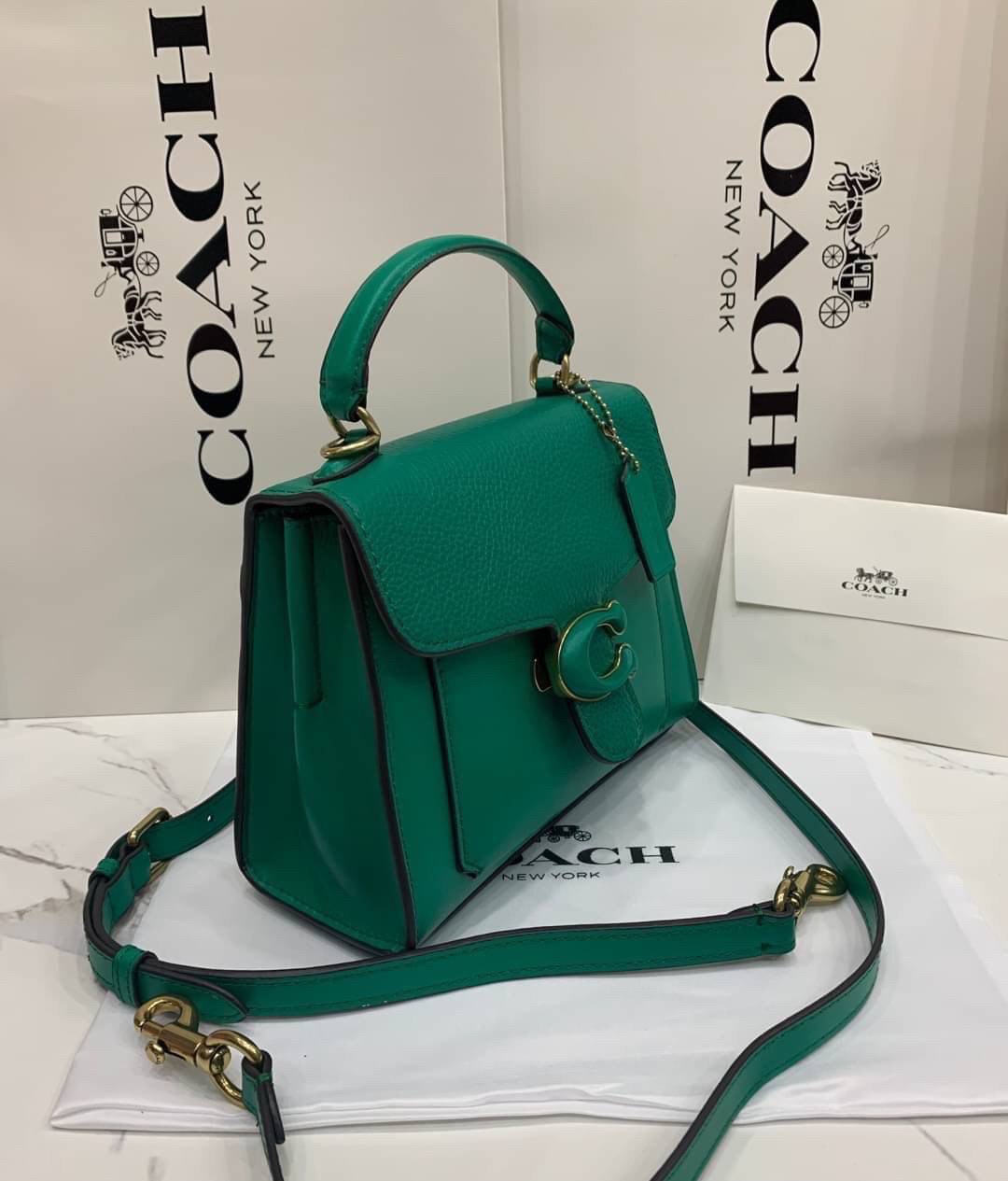 COACH TABBY TOP HANDLE 20 พร้อมส่งที่ไทยค่ะ! กระเป๋าหิ้ว//สะพายข้างได้ หนังแท้อย่างดี กหนึ่งใบทำหนังสองลายได้อย่างสวยงาม พร้อมโลโก้รุ่นใหม่ล่าสุดดูดีมากๆค่ะ เปิดปิดกระเป๋าแบบกดล็อค ภายในมีช่องหลักสองช่อง ใส่มือถือได้ทุกรุ่น;กระเป๋าเงินใบกลางได้;ของจำเป็นจ