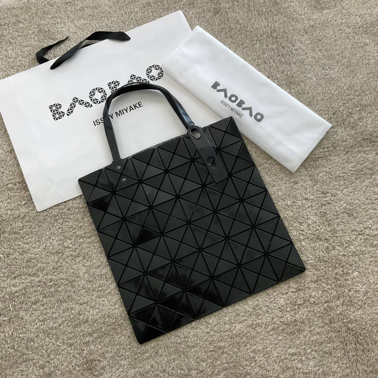 BAO BAO ISSEY MIYAKE TOTE BAG (6x6) กระเป๋าสะพายไหล่ ใบใหญ่ ทรงโท้ท จุดเด่นคือ ปรับได้หลายทรงตามเอกลักษณ์เฉพาะของแบรนด์นี้ ด้านในใส่ของได้เยอะมาก ใส่ไอแพด สมุดโน้ตได้สบายเลย พร้อมช่องซิปใส่ของให้อีกหนึ่งช่อง วัยทำงานหรือวัยนักศึกษา อย่างน้อยต้องมีแบรนด์นี