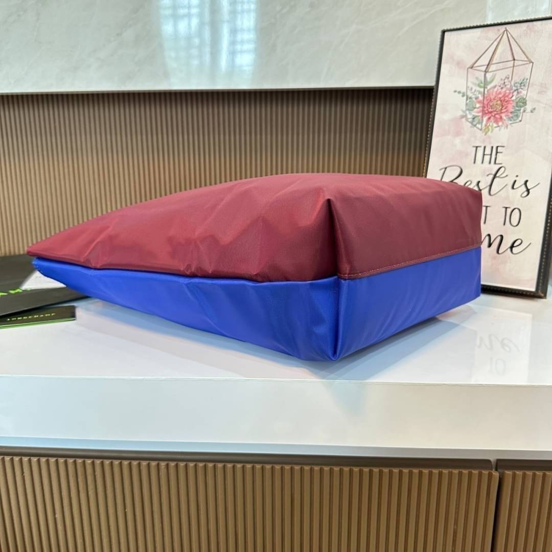 LONGCHAMP LE PLIAGE RE-PLAY TOP HANDLE BAG สินค้ารุ่นลิมิเต็ด collection สุดปัง ซื้อใบเดียวเหมือนได้2 ใบ กระเป๋าสะพายแนวตั้งที่กว้างขวาง มีเอกลักษณ์เฉพาะตัวแต่มีดีไซน์ที่น่าดึงดูด