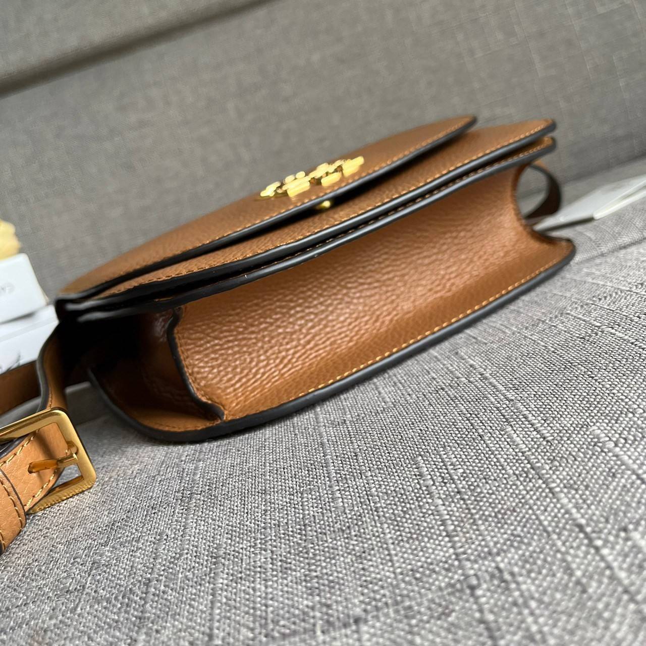 TORY BURCH BRLTTEN SMALL SADDLE BAG / Tory Burch Britten Flap Shoulder Bag กระเป๋าสะพายข้าง วัสดุหนังแกะแท้ ด้านหน้าประดับโลโก้แบรนด์ เปิด-ปิดกระเป๋าแบบกระดุมแป็กแม่เหล็กแน่นหนา ภายในมีช่องหลัก ใส่กระเป๋าเงินใบกลาง มือถือได้ทุกรุ่น มีช่องแยกใส่ของจุกจิกอี