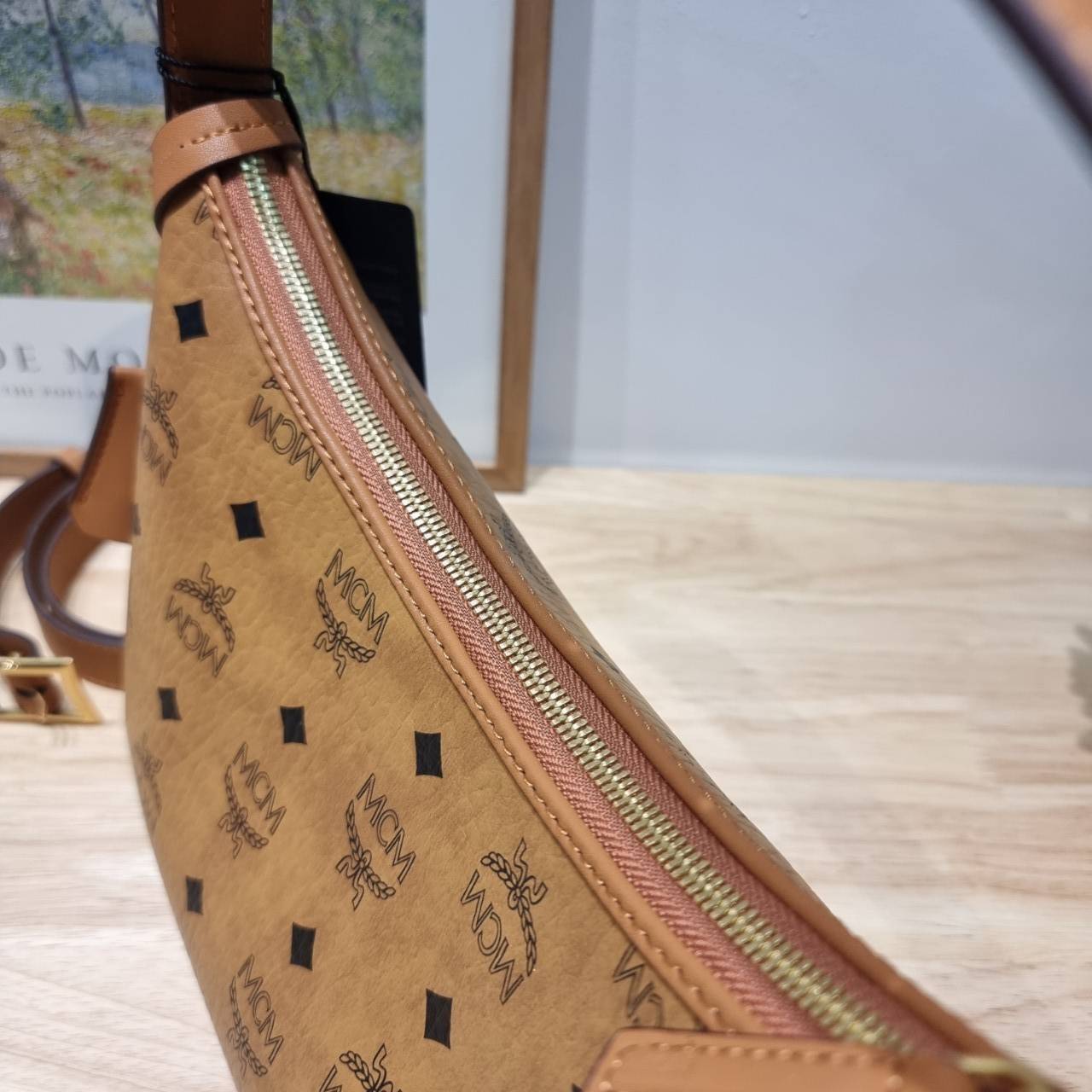 พร้อมส่ง 3 สี M.C.M AREN HOBO IN VISETOS กระเป๋าสะพายทรงโฮโบ ทรงสวยมาก เกรดท็อปออริ สลับแท้ 1:1 เกรดดีสุด ใช้ต่างประเทศได้ ขนาดกำลังดี จุของได้เยอะ ใช้งานสะดวกด้วยการรูดซิป พิเศษแถมพวงหนังและชุดกุญแจล็อคมาให้ด้วย