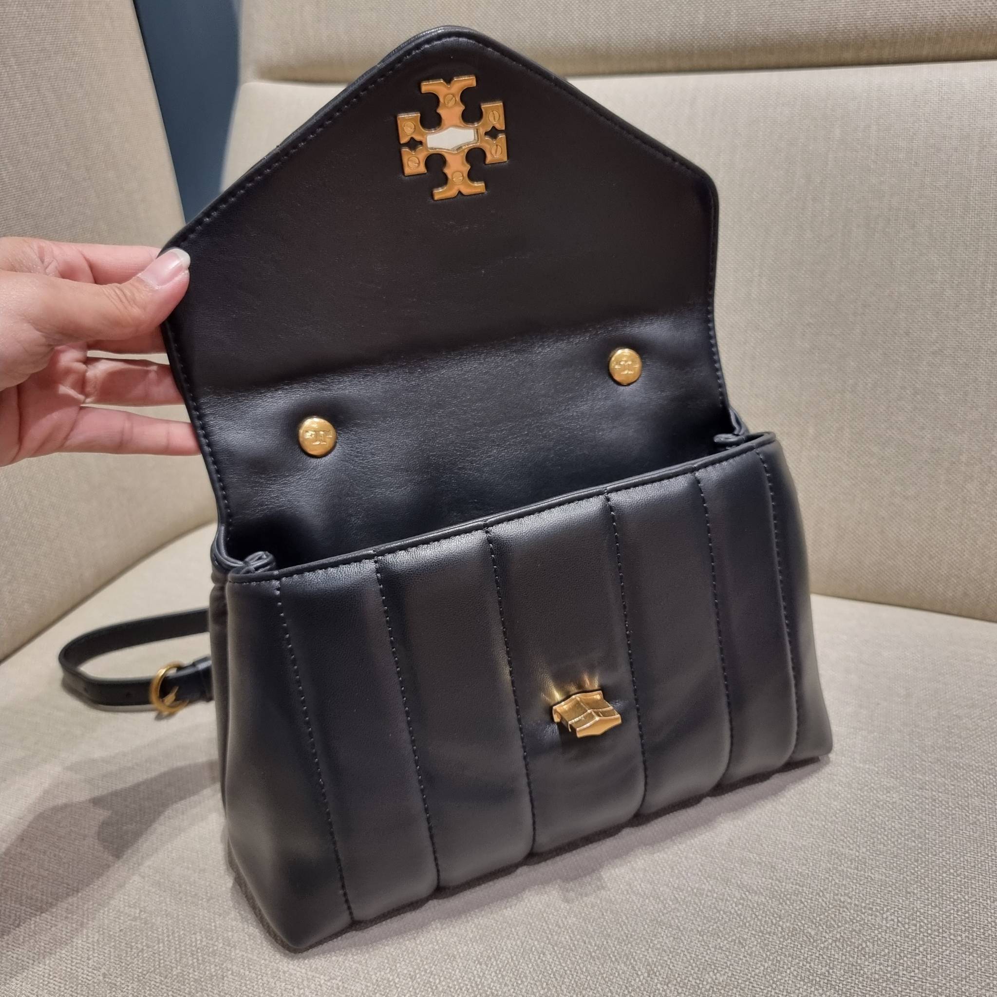 TORY BURCH KIRA QUILTED SMALL SATCHEL มาแล้วด่วนๆ!! กับคอลที่ปังไม่ไหว พร้อมเสิร์ฟสีคลาสสิค กระเป๋าถือ/สะพาย ทรงสวย สะพายคล่องตัว หนังแท้ ดีไซน์บุนวม เส้นคมสวยหรู วัสดุหนังแกะ สัมผัสดีงาม นิ่มมือ เปิด-ปิดด้วยอะไหล่บิดล็อค ภายในเป็นช่องโล่ง มีช่องซิป ใส่ขอ