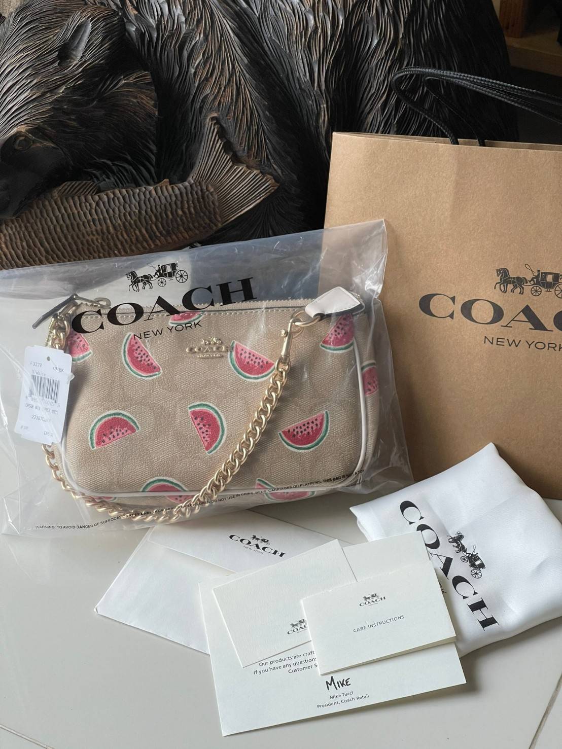 OUTLET 】Coach Signature Top Handle Coach Pouch with Strawberry, Watermelon, Ladybug พร้อมส่งที่ไทย เป็นอีกรุ่นหนึ่งที่ได้รับความนิยมในหมู่สาว ๆ ค่ะ นอกจากราคาจะไม่สูงแล้ว ยังมีรูปทรงที่น่าสนใจอีกด้วย กะทัดรัดแต่ใช้งานง่าย เหมาะกับทุกโอกาส สำหรับกระเป๋าคล้
