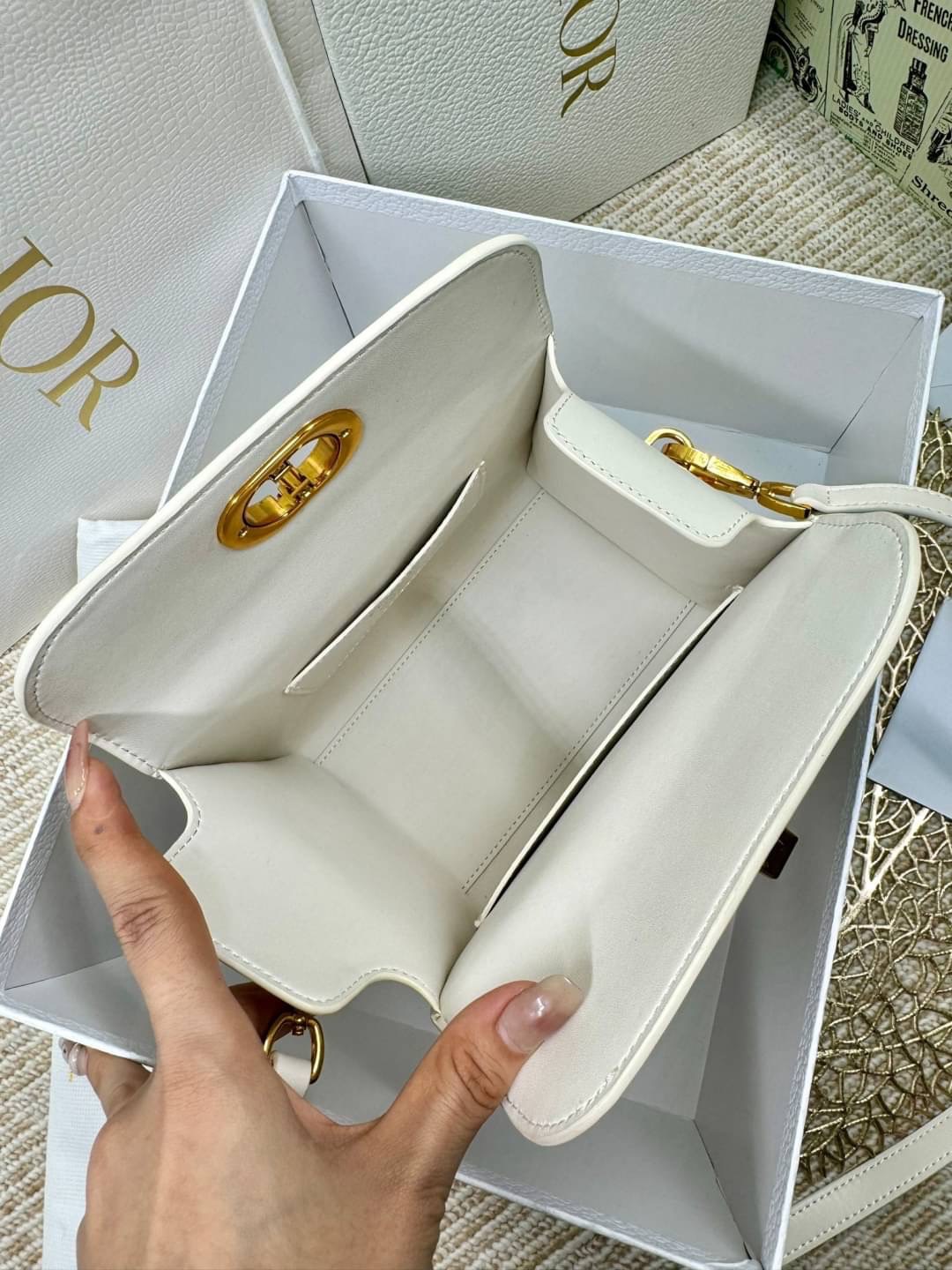 DIOR SMALL BOSTON BAG White Box Calfskin / DIOR Box Bag พร้อมส่ง กระเป๋าสะพายทรงกล่อง New for Winter 2023 คอลผู้ดี สวยหรู ตอบโจทย์และแมทช์ได้กับทุกลุคทุกสไตล์