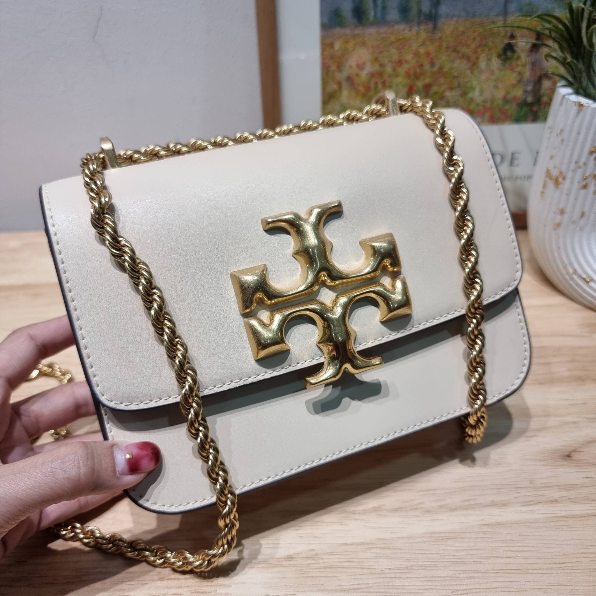 Tory Burch Bag / TORY BURCH ELEANOR SMALL CONVERTIBLE SHOULDER BAG ฮอตไอเท็ม รุ่นนี้ขายดีขายหมด สวยหรู คุณหนู ผู้ดี!! หายากมากแล้วน้า กระเป๋าสะพายข้าง ดีไซน์อยู่ทรง ขนาดกำลังสะดวกใช้ เปิด-ปิดด้วยแถบแม่เหล็ก ภายในแบ่งสัดส่วนได้เป็นอย่างดี