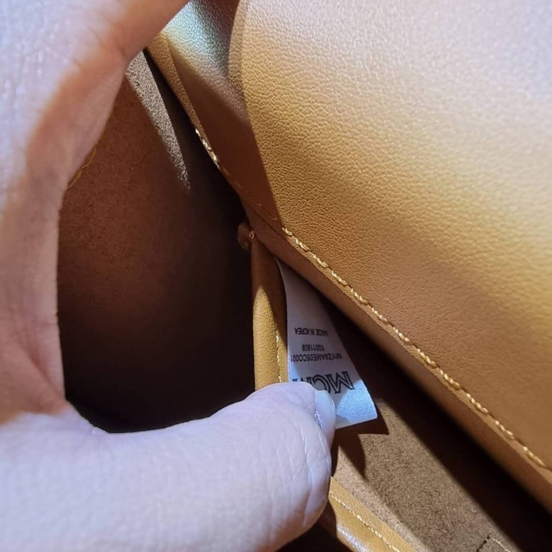 M.C.M TRACY SHOULDER BAG IN VISETOS คอลเลคชั่นเทรซี่ใหม่ล่าสุด 2021 กระเป๋าสะพายไหล่ ดีไซน์ยูนีคในลวดลาย visetos เอกลักษณ์ ใช้ได้ในทุกโอกาส รอบนี้ไซส์ใหญ่จุใจ ใส่ของได้รัวๆ วัสดุหนังแคนวาสคุณภาพดีสลับหนังแท้ เปิด-ปิดด้วยตัวกดล็อคแน่นหนา ภายในโล่งกว้าง มีช