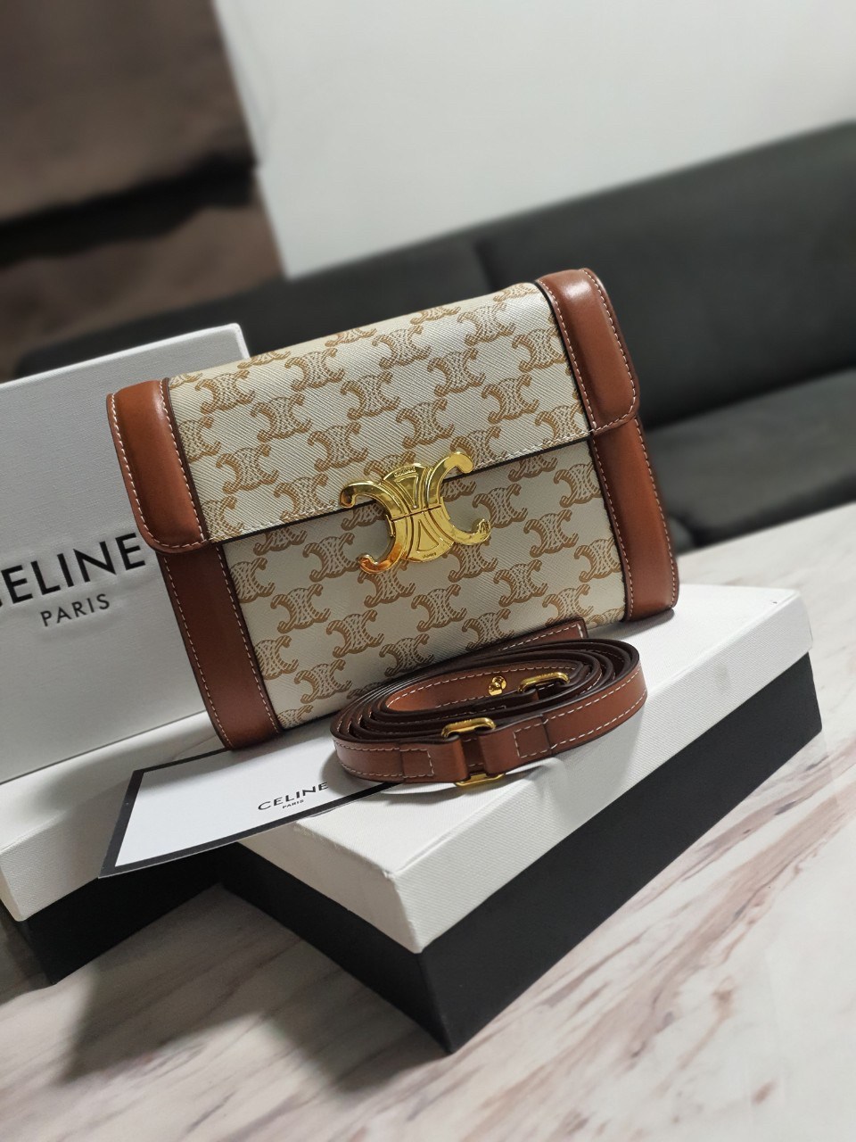 CELINE WOC BAG VIP GIFT WITH PURCHASE (GWP) พรีเมี่ยมกิ๊ฟ Limited Edition จาก PERFUME DUTYFREE COUNTER กระเป๋าทรง CROSSBODY วัสดุหนังทั้งใบตกแต่งขอบสีน้ำตาล ด้านในเปิดปิดด้วยปุ่มบีบโลโก้แบรนด์ มีช่องของโล่งกว้าง พร้อมช่องซิปอีกช่อง มาพร้อมสายสะพายหนังถอดแ