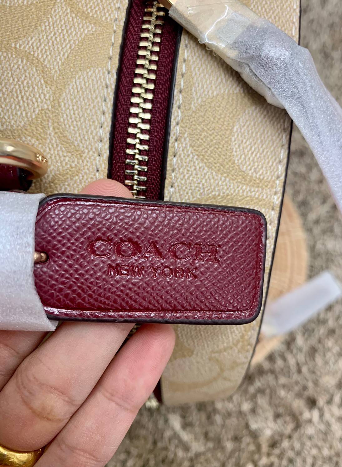 สวยจริงไรจริง วางไม่ลงเลยจ้าา😘 COACH JORDYN BACKPACK IN COLORBLOCK SIGNATURE ((C4082)) รุ่นที่สาวๆตามหา พร้อมสีหายากค่ะ!! กระเป๋าสะพายหลังแบบมีหูหิ้ว หนังแท้ชั้นดี ทรงสวย หรูค่ะ แถมสีตัดกันได้ลงตัวสวยงามมากๆ ด้านหน้ามีช่องซิปใส่ของจุกจิก; เปิดปิดช