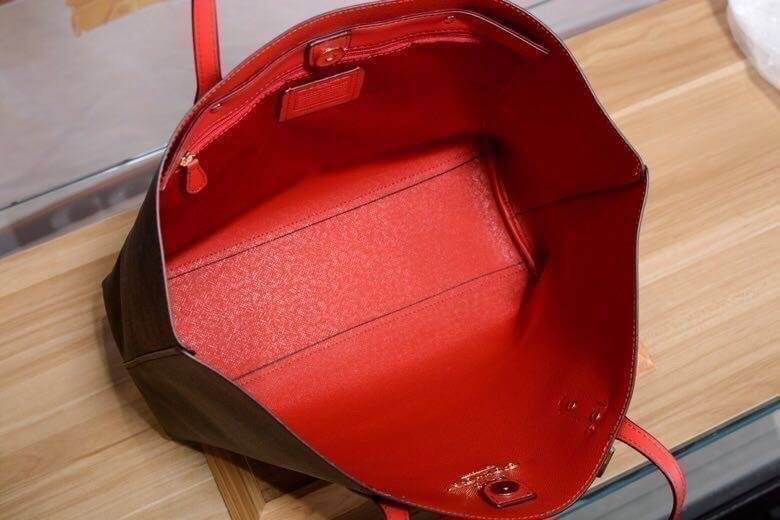 รุ่นยอดนิยม COACH TOWNTOTE IN SIGNATURE CANVAS F76636 กลับใช้ได้ทั้งสองด้าน ใบขนาดใหญ่จุใจ ใส่ของได้เยอะมากกก เป็นรุ่นที่สวยตลอดกาล ควรมีติดตู้ไว้เลยค่าา