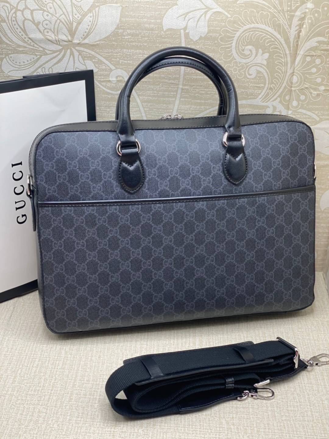 Gucci Supreme Briefcase 40cm GG Supreme work bag / GG laptop bag กระเป๋าสะพายใบใหญ่ ใส่โน้ตบุค/เอกสารได้ พร้อมส่งที่ไทย ภาพสินค้าถ่ายจากงานจริง GG Supreme work bag with Web shoulder strap