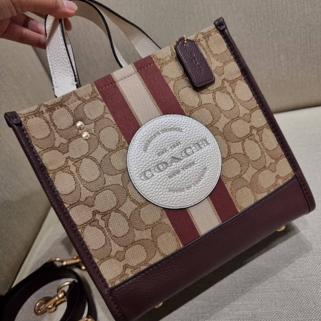 COACH C8406 DEMPSEY TOTE 22 IN SIGNATURE JACQUARD WITH STRIPE AND COACH PATCH คอลเลคชั่นใหม่ พร้อมส่งสีใหม่สุดปัง สวยคม ละมุนและมีความหรูในตัว กับกระเป๋าทรงโท้ท ไซส์กำลังสวย น่ารักน่าใช้ ฟังก์ชั่นการใช้งานสะดวกที่สุด มีทั้งสายคล้องในตัว และสายครอสบอดี้ วั