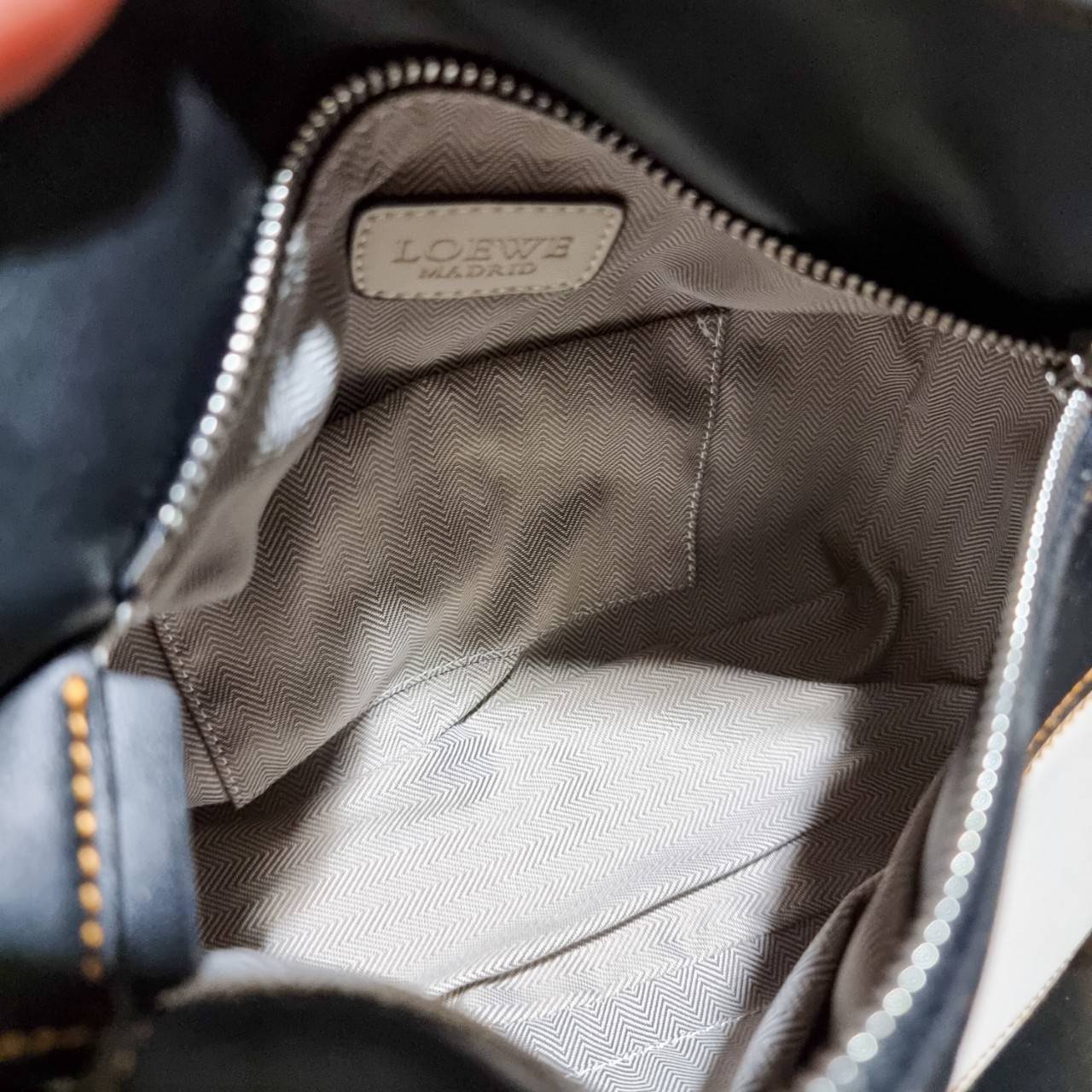 พรีเมี่ยมกิ๊ฟแท้ 100% 】LOEWE PUZZLE BAG IN CLASSIC เป็นอีกแบรนด์ที่ดีไซน์เป็นเอกลักษณ์ โดดเด่น สวยหรูทุกรุ่น!! กระเป๋าสะพายข้างทรงกล่อง สไตล์พัซเซิล ให้ฟีลลิ่งเหมือนตัวต่อคละสี ดูดีได้ทุกที่แค่มีใบนี้