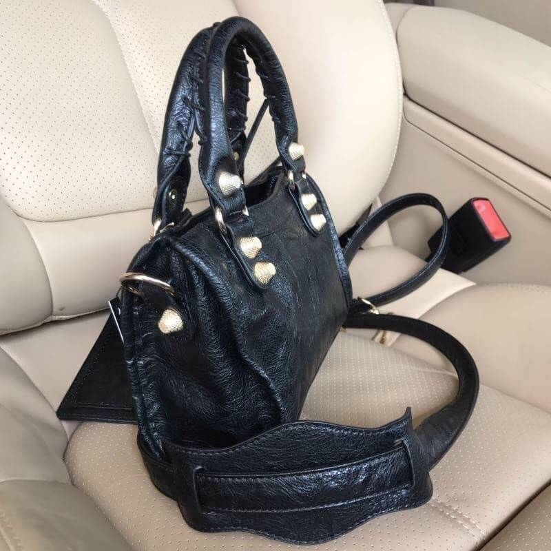 ❤️ กระเป๋าทรงสุด ฮิตจาก Massimo Dutti ขนาดมินิ สะพายแล้ว ได้ look cool มากค่า รับประกันเลย ภายในมีช่องแยกเก็บเป็นสัดส่วนดีคะ น้ำหนักเบา จุของได้คุ้มคะ มีสายยาวให้ ถือ/สะพายได้เลยคะ ใบนี้ แม่ค้าแนะนำเลย ใช้ได้ทุกโอกาส จริงๆ คะ