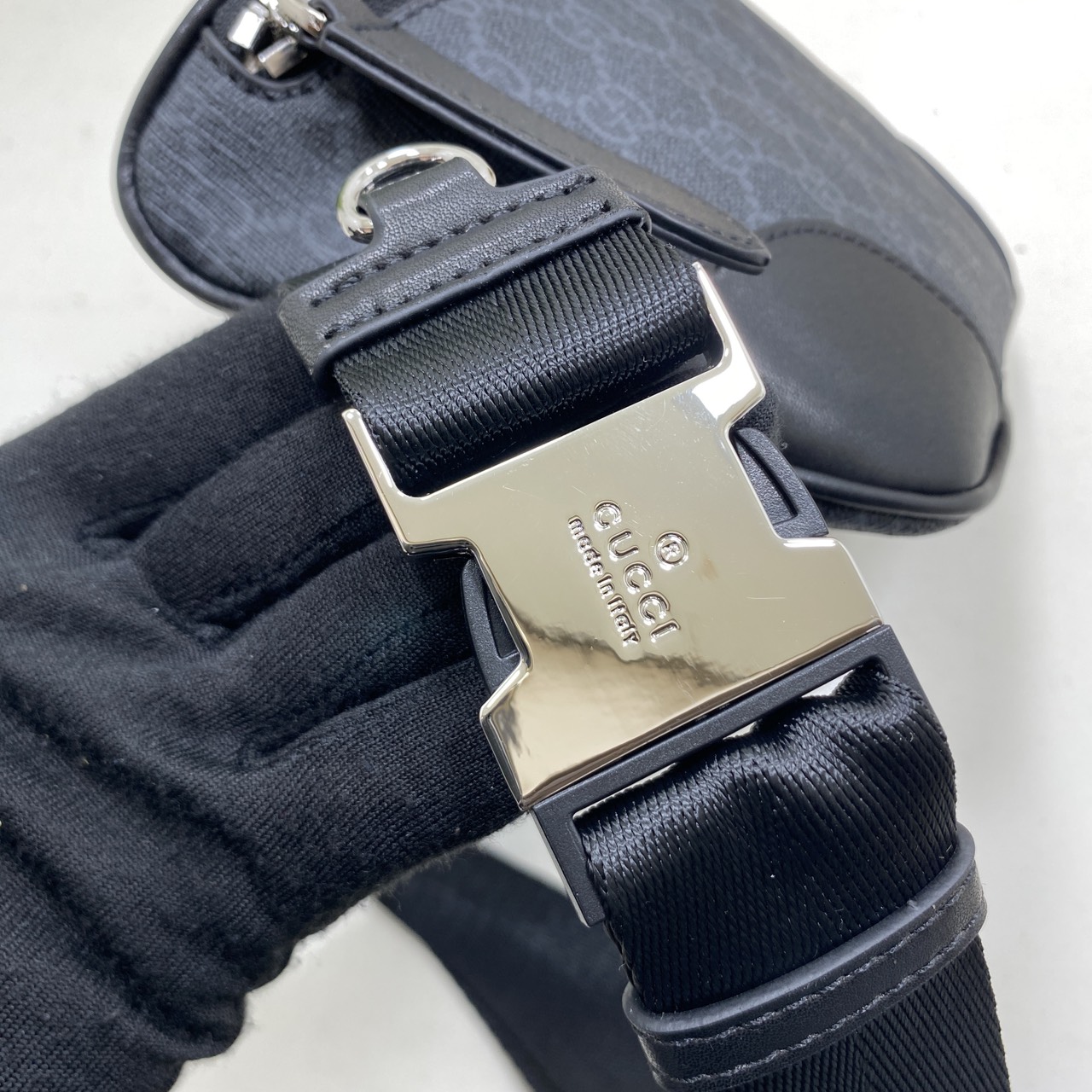 ORI หนังแท้ | GUCCI GG Emblem small belt bag กระเป๋าคาดอก/คาดเอวปรับโฉมใหม่ สวยสง่างาม สปอร์ตและเท่กว่าเดิม แต่ยังคงความคลาสสิค