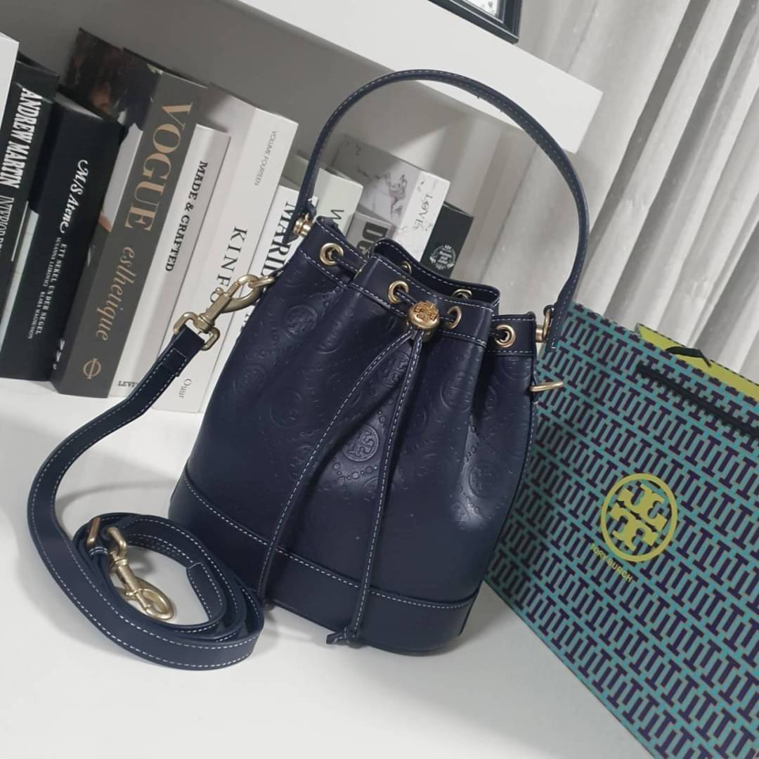 OUTLET 】BEST PRICE!! ปรับราคาพิเศษ เหมาะกับให้เป็นของขวัญที่สุด! งานช็อป 💕 Tory burch monogram leather bucket bag ดีไซน์สวยงามตามแบบฉบับของแบรนด์แล้ว **ที่ทำจากวัสดุหนังแท้ ตัวกระเป๋าอยู่ทรงสวยมีลายแบรนด์สวยหรู ใช้รูดเปิดปิด ภายในบุผ้าอย่างดี มีช่