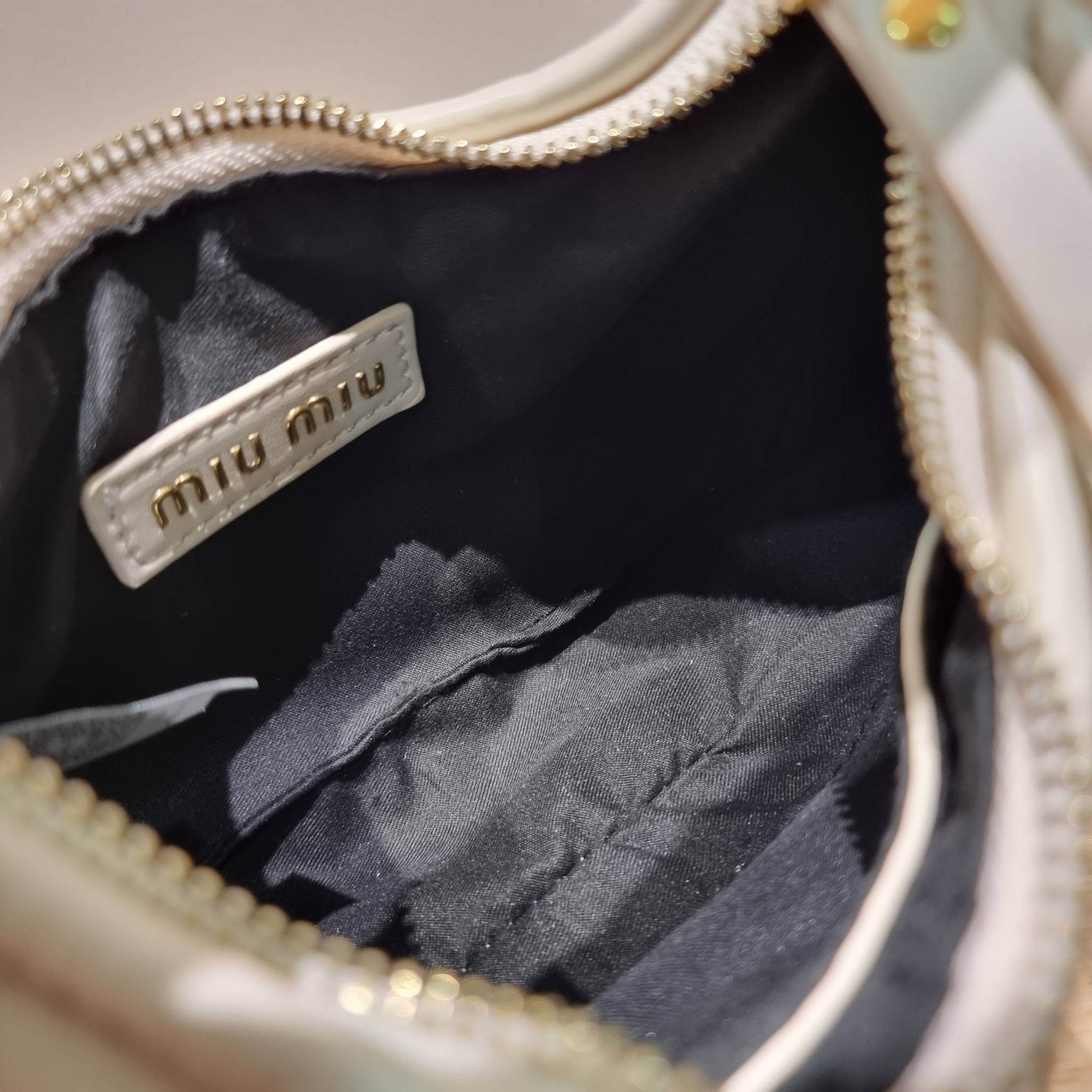 MIU MIU WANDER MATELASSÉ MINI HOBO BAG ไอเท็มสับๆอีกหนึ่ง ที่ต้องมีใช้ได้แล้ว กับกระเป๋าถือ/สะพาย ทรงโฮโบ คิ้วท์สุด ปังสุด ตัวแม่ อินฟลู ดาราเค้าใช้กันเพียบ