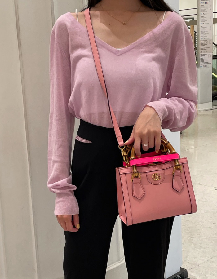 VIP GIFT 】หนังแท้ GUCCI Diana mini tote bag กระเป๋างานหูไม้ไผ่สุดคลาสสิก ดีไซน์มาใหม่พร้อมเข็ดขัดหนังสีสะท้อนแสงประดับตรงหูกระเป๋า ขนาดมินิกำลังน่ารักเลยค่ะ วัสดุหนังแท้ อะไหล่ทอง งานสวยตั้งอยู่ทรง มีสายสะพายยาว 1เส้น สามารถปรับระดับได้-ถอดได้ งานเก๋ไก๋ที