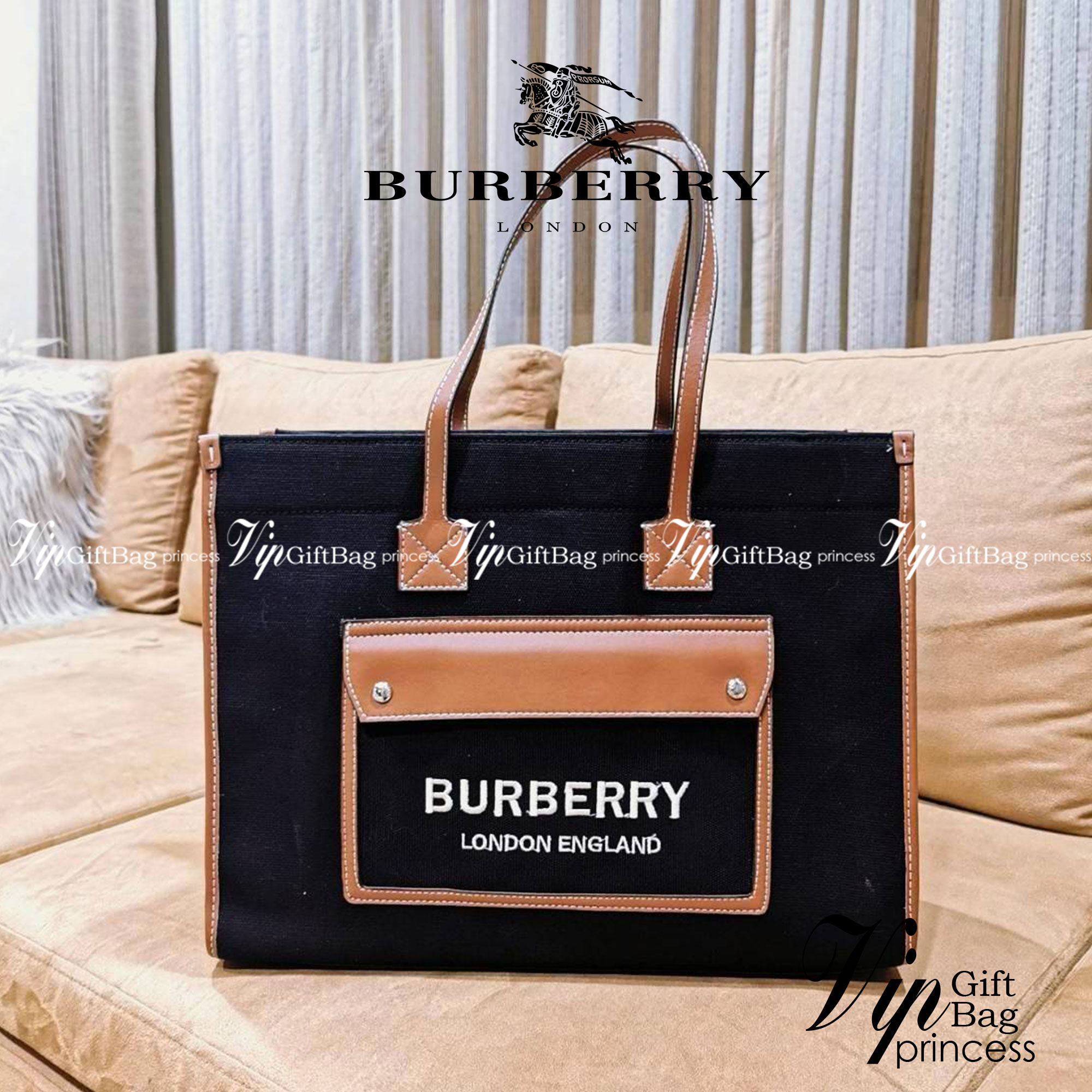 BURBERRY FRAGRANCES LARGE TOTE BAG วัสดุ Canvas & Leather ทรงเหลี่ยมมาในสี TwoTone ดีไซน์สวยอยู่ทรงสไตล์ Casual ด้านหน้ามีช่องใส่ของ ภายในโล่งกว้างและจุสุดๆสามารถใส่เอกสารA4 หนังสือ ของใช้ได้เยอะ น้ำหนักเบา อะไหล่แบรนด์สีทองหรู หูหิ้วหนังสะพายไหล่ได้ พร้อ