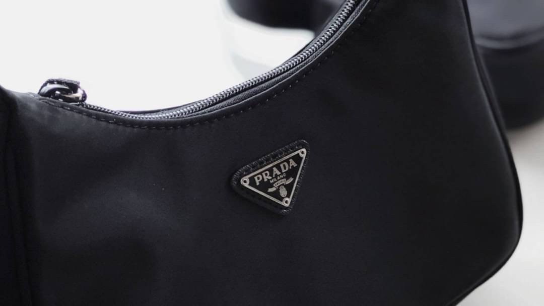 PRADA Nylon Mini Bag รุ่นใหม่แนะนำ!! พร้อมส่งครบ4สี รุ่นขายดีในตำนานค่ะ PRADA NYLON HANDBAGS ขนาดกะทัดรัด **อะไหล่เงิน วัสดุทำจากผ้าNylon อย่างหนา อยู่ทรง กันน้ำได้ หายห่วงคะ ด้านหน้ามีโลโก้แบรนด์ เปิดปิดด้วยซิป มาพร้อมสายผ้า ไม่สามา
