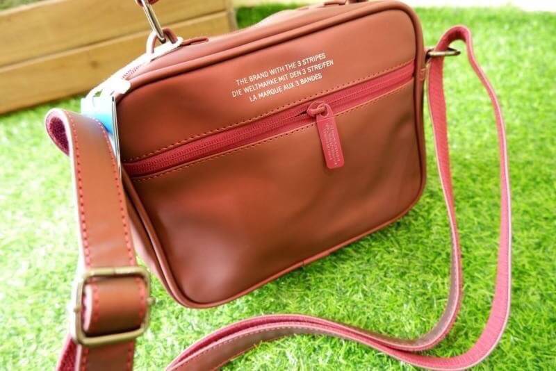 adidas mini airline bag *outlet* กระเป๋าสะพายข้างทรงสปอร์ต ด้านหน้าติดโลโก้แบรนด์ ดีไซน์ลาย 3D ด้านหลังเป็นหนังเรียบ มีช่องซิปสามารถใส่สิ่งของได้ รุ่นนี้เปิดปิดด้วยซิปคู่ ซิปปั๊มแบรนด์ทุกจุด ด้านในเป็นช่องกว้าง มีช่องซิป สายสะพายยาวสามารถปรับระดับได้ สาวก