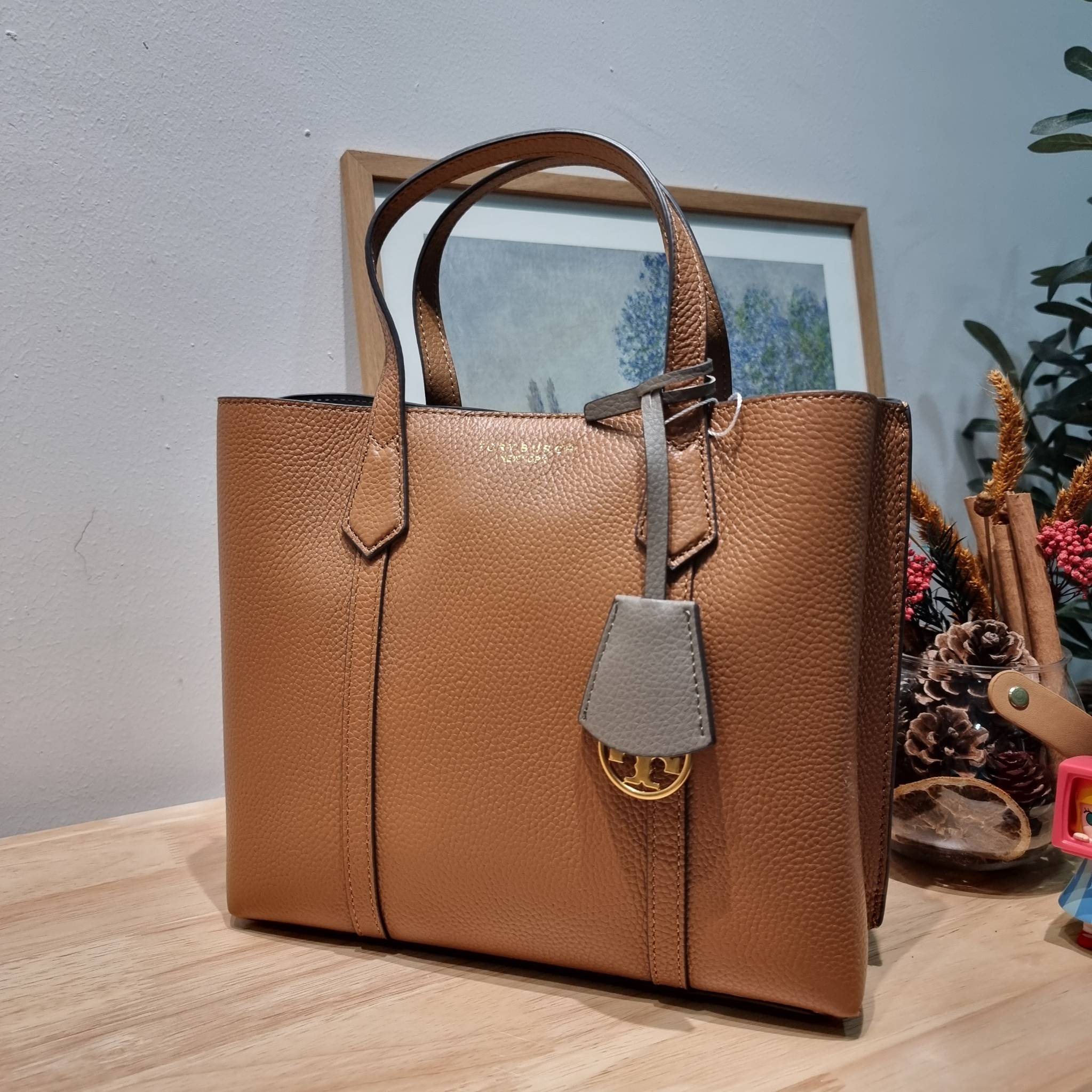 TORY BURCH PERRY SMALL TRIPLE COMPARTMENT TOTE BAG กระเป๋าโท้ทขนาดเล็ก รุ่นขายดี ทรงสวย ดีไซน์ออกมาให้ใช้งานได้ทุกลุค ทุกโอกาส