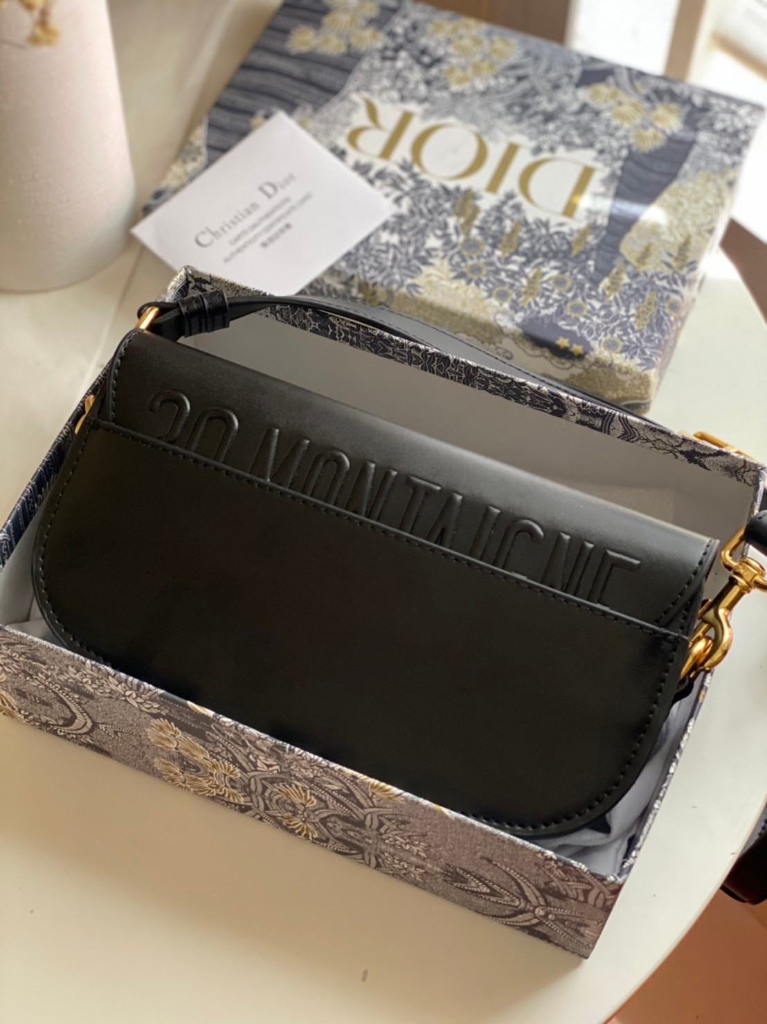 หนังแท้ DIOR BOBBY EAST-WEST BAG พร้อมส่งที่ไทย งานหนังแท้ทั้งใบเกรดออริจินอล ภาพสินค้าถ่ายจากงานขายจริง ใช้งานต่างประเทศได้ รุ่นใหม่ในฤดูกาลนี้ เพิ่มความทันสมัยให้กับซิลลูเอทของ Hobo ผ่านเส้นสายที่สง่างามและสัดส่วนที่กลมกลืนกัน สไตล์หนังลูกวัว โดดเด่นด้ว