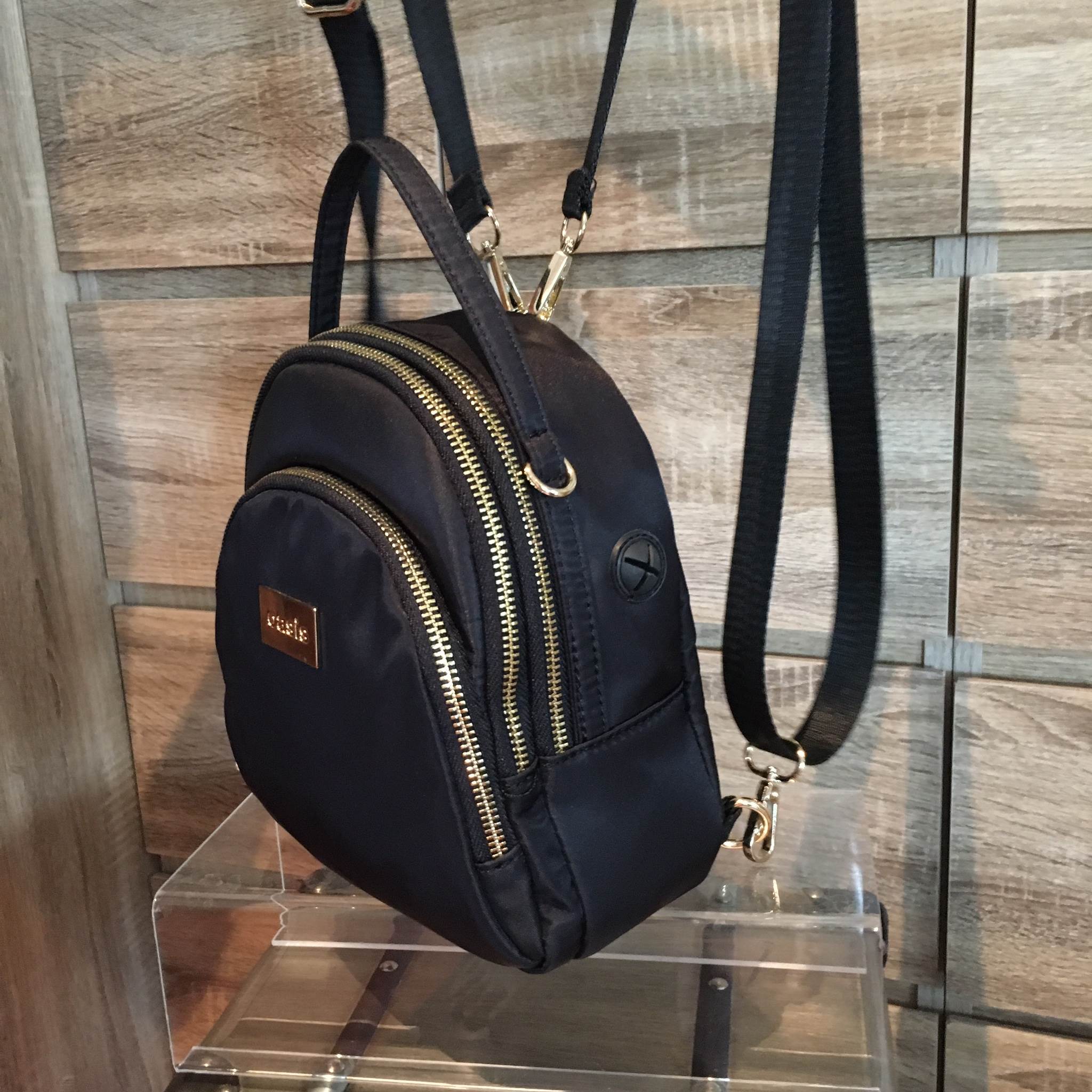 กระเป๋าเป้!!! ทรงน่ารักมากๆๆๆ จากแบรนด์ OASIS รุ่นพิเศษ ช่องซิป 3 ช่องใหญ่ + สายยาวถอดได้ ปรับสะพายได้หลายรูปแบบค่า จุดเด่นที่ >ตัวกระเป๋าทำจากผ้าไนล่อนเนื้อดี >น้ำหนักเบามาก >สายกระเป๋า ถอดปรับ สะพาย หลัง สะพายข้าง ลำตัว หรือ สะพายพาดไหล่ได้คะ &