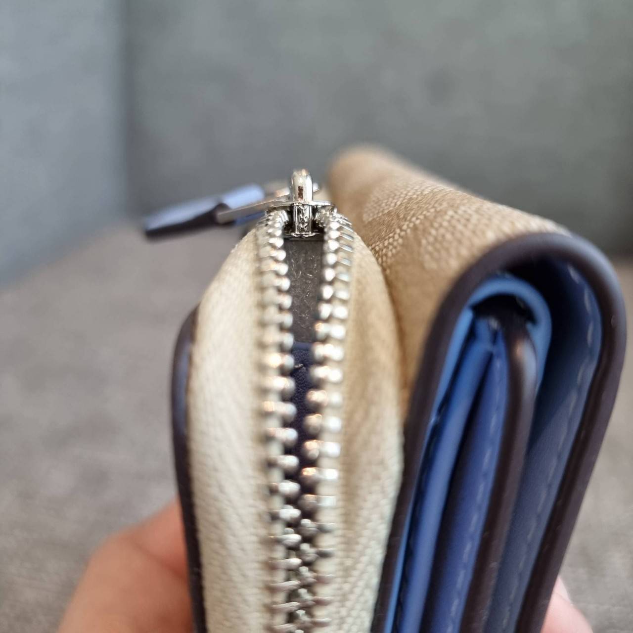 OUTLET 】COACH F41302 SMALL TRIFOLD WALLET IN SIGNATURE CANVAS สวยคลาสสิค พกพาง่าย ใบเล็กน่ารักน่าใช้ ต้องยกให้ใบนี้จ้า 💗💋 ตอบโจทย์คนชอบพกน้อยที่สุด!! กระเป๋าสตางค์ใบสั้นหนังแคนวาสเคลือบคุณภาพดี ภายในเป็นหนังแท้ ใส่บัตร ใส่ธนบัตรได้ทุกชนิด 