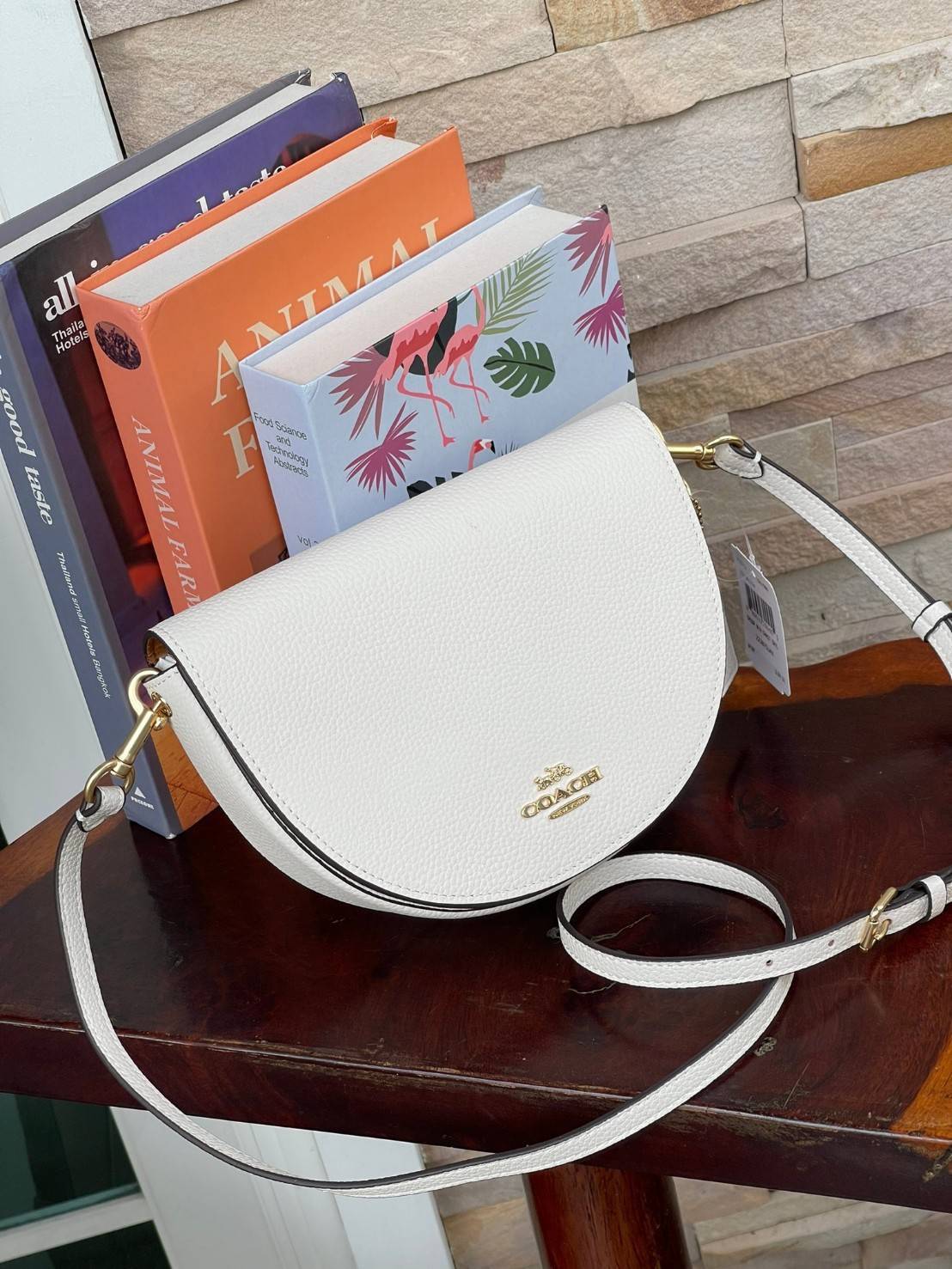 พร้อมส่งที่ไทยครบทั้ง6สีค่ะ 😘 Coach Ellen Crossbody In Signature ((C1432)) กระเป๋าทรงฮาฟมูนรูปทรงคลาสสิก ออกแบบให้มีลักษณะโค้งมน ไม่ดูเป็นทรงแข็งจนเกินไป ดีไซน์และสีของกระเป๋ายังเรียบง่าย เข้าได้กับทุกชุด สะพายครอสบอดี้ร์//สะพายข้าง หรือถือแบบคลัท