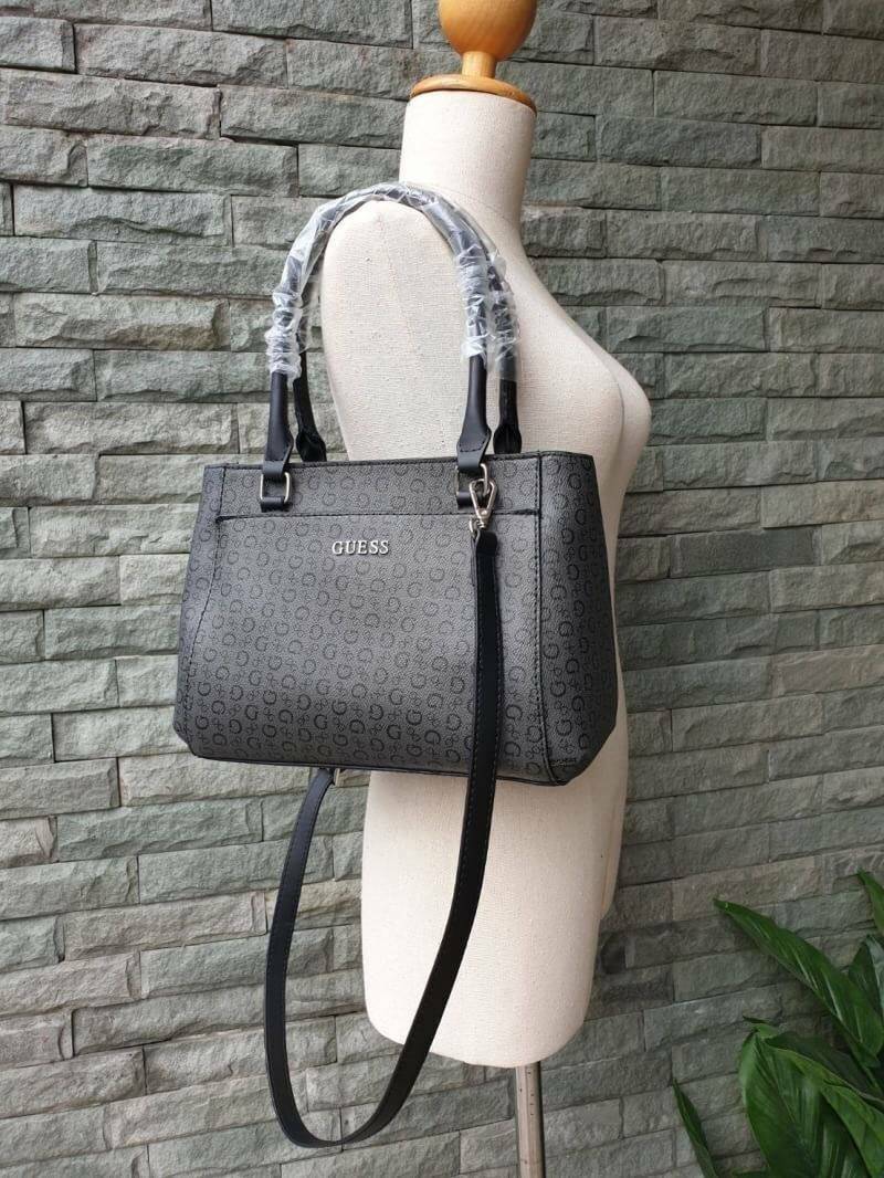 GUESS G LOGO PRINT TOTE BAG กระเป๋าถือหรือสะพายรุ่นใหม่ล่าสุดจาก GUESS FACTORY รุ่นยอดนิยม สวยอย่างมีสไตล์ สีสวยคลาสสิก รุ่นนี้มีการพิมพ์ลายโลโก้ รอบใบ หนัง faux-saffiano หนังคุณภาพดี ตั้งอยู่ทรง น้ำหนักเบา ประดับด้วยโลโก้แบรนด์อะไหล่เงิน สวยโดดเด่นที่กระ