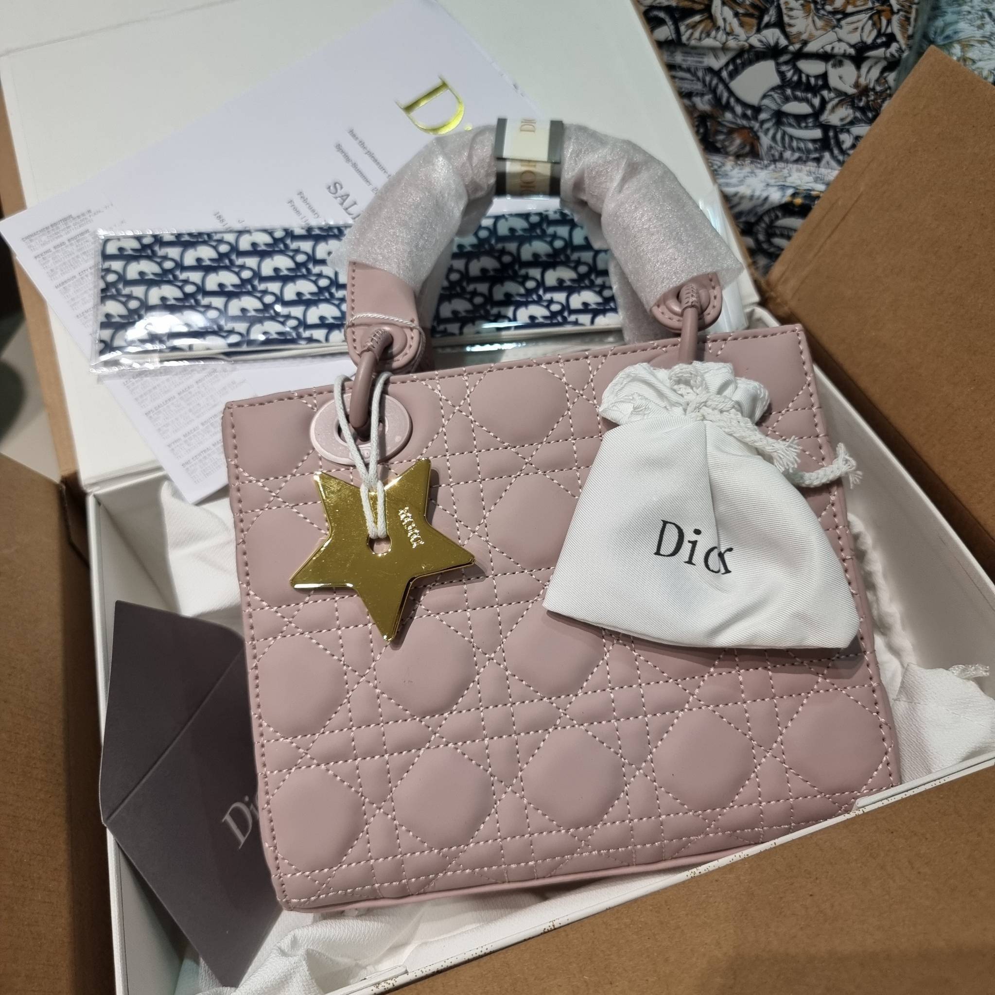 SMALL LADY DIOR MY ABCDIOR BAG Ultramatte Cannage Calfskin / CD LADY ULTRAMATTE BAG พร้อมส่ง กระเป๋าสะพายข้าง ดีไซน์เรียบง่าย แต่แฝงไปด้วยความหรูหรา ทรงกล่องคลาสสิค โดดเด่นด้วยพวงกุญแจอะไหล่สีเดียวกับตัวกระเป๋า ผิวแมทท์ ลายเส้นซ้อนทับสวยงาม