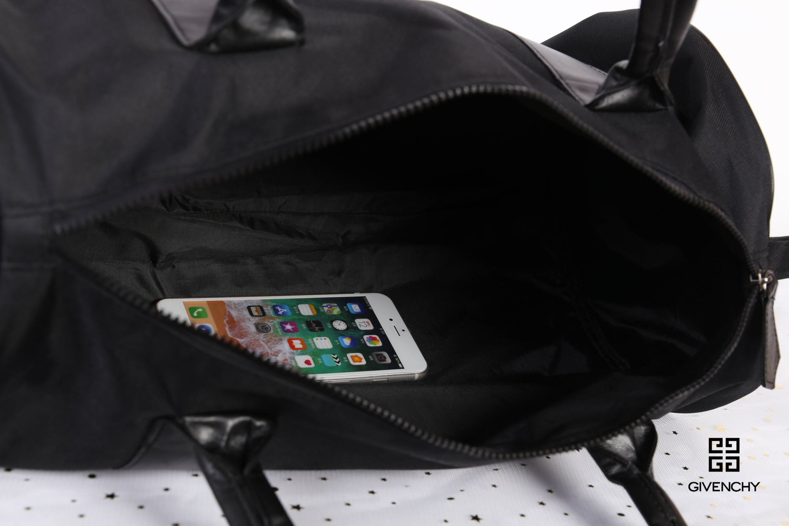 Givenchy Black Oxford Fabric Travel Bag สินค้าเป็นของใหม่ จากเค้าเตอร์เครื่องสำอาง/น้ำหอมของแบรนด์ กระเป๋าใบใหญ่สีดำ ทำจากผ้า Oxford สามารถกันน้ำได้ระดับนึง ด้านในบุด้วยผ้าซับสีดำอีกชั้น รุ่นนี้เป็นทรงกระบอก ตัวสายสะพายไหล่ทำจากหนัง แข็งแรงและทนทาน ใช้เป็