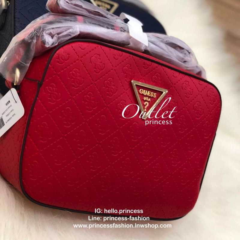 GUESS KAMRYN TOP ZIP CROSSBODY BAG กระเป๋าสะพายทรงน่ารัก จาก GUESS วัสดุหนัง pu ปั้มลายสวยอยู่ทรงขนาดกำลังดี น้ำหนักเบา ด้านหน้ามีโลโก้แบรนด์อะไหล่ทอง เปิดปิดด้วยซิปสะดวกใช้ ภายในมีโลโก้ และช่องเล็กใส่ของเป็นสัดส่วน สามารถใส่ไอแพดและกระเป๋าสตางค์ใบยาว และ