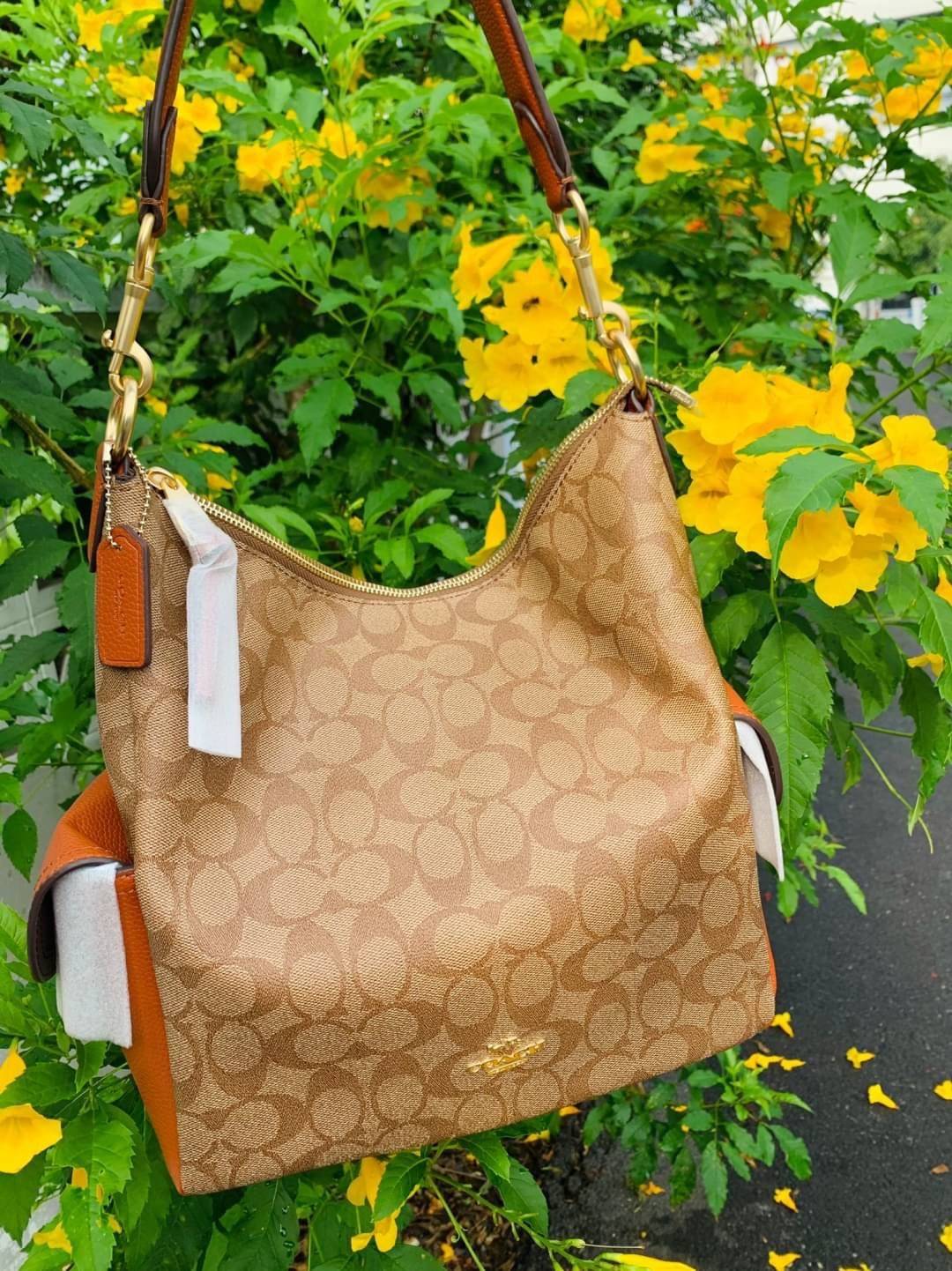 COACH PENNIE SHOULDER BAG ((C1523)) ✔️กระเป๋าหิ้ว//คล้องไหล่//สะพายข้างได้ สุดคุ้ม! ✔️ใบใหญ่ ทรงสวยใส่ของได้จุมาก หนังแท้ หนังนิ่ม สัมผัสแล้วหลงรักแน่นอนค่ะ ✔️ปากกระเป๋ากว้าง ล้วงหยิบของสะดวกมากๆ ภายในกระเป๋าโล่งกว้าง สัมภาระเยอะๆหายห