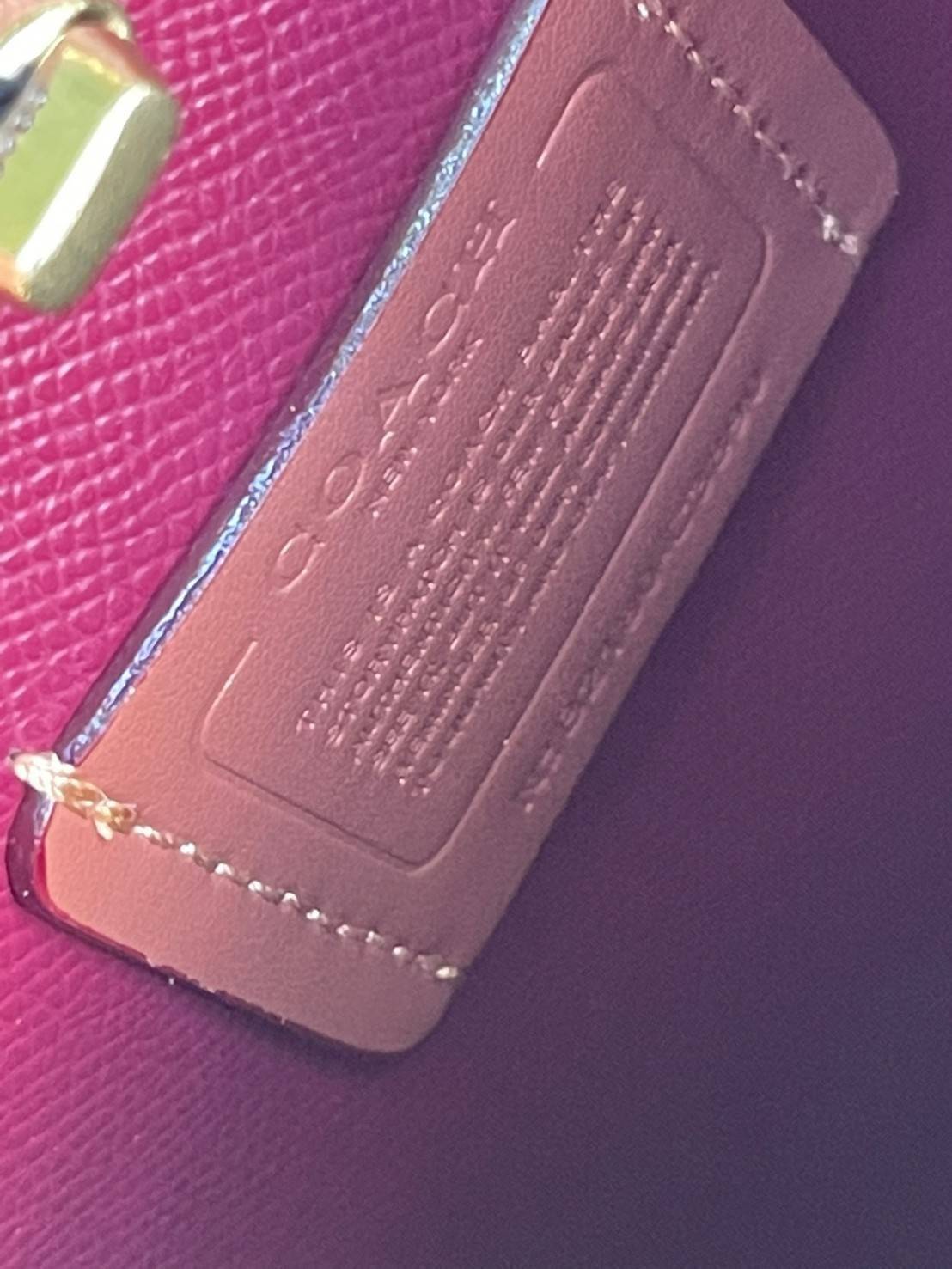 Coach Willow Bucket Bag In Colorblock รุ่นใหม่สุดปัง เป็นกระเป๋าสไตล์ใช้ได้ทุกวัน จุของได้เยอะและน้ำหนักเบา ไซส์กลางใช้หนังลายกรวด มีช่องใส่ของ 2 ช่องและมี 1 ช่องซิปตรงกลางไว้สำหรับใส่ของสำคัญ เปิดปิดแบบ turnlock ถือคล้องแขนหรือสะพายไหล่หรือสะพายข